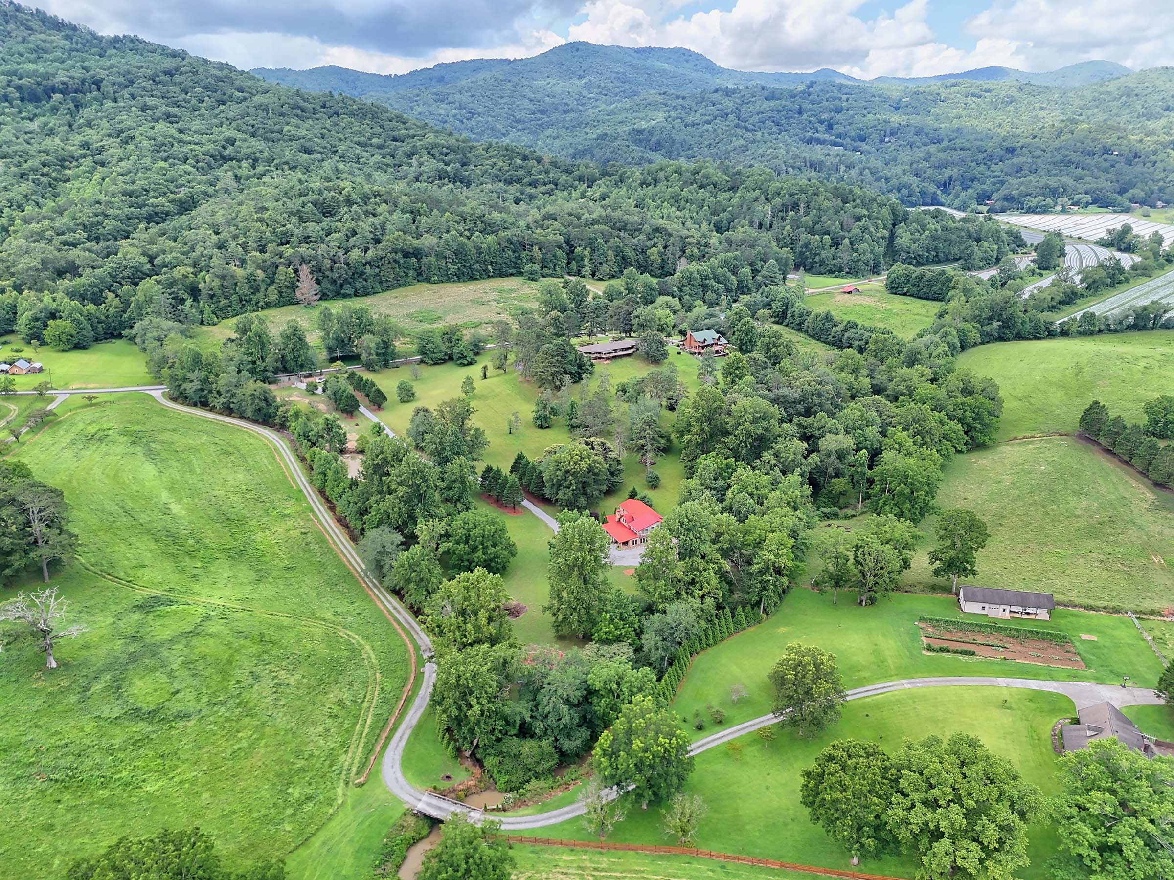  Tuscan Villa in Northeast Georgia Mountains - 物件實景