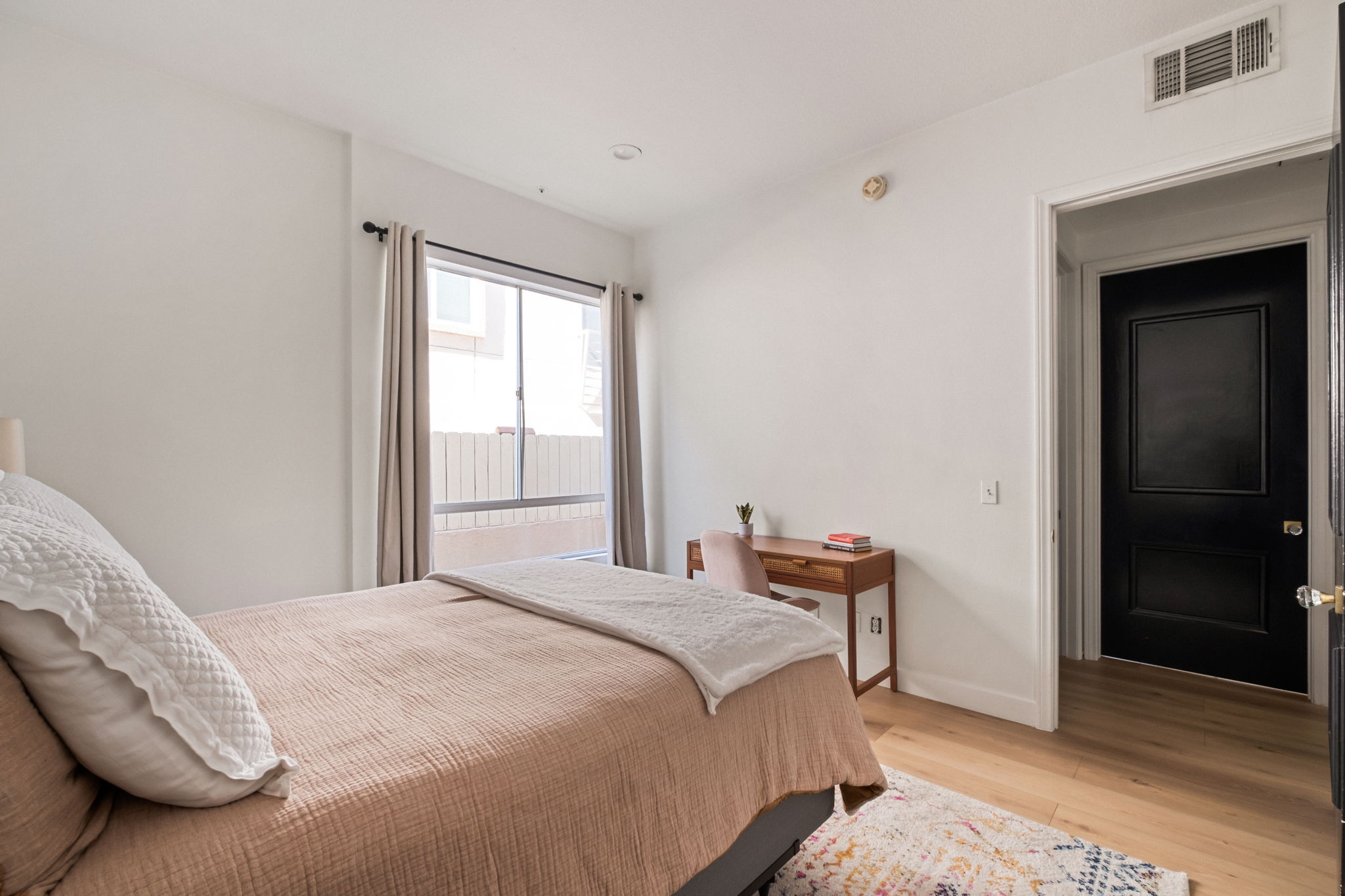  4943 Rosewood Ave - 物件實景