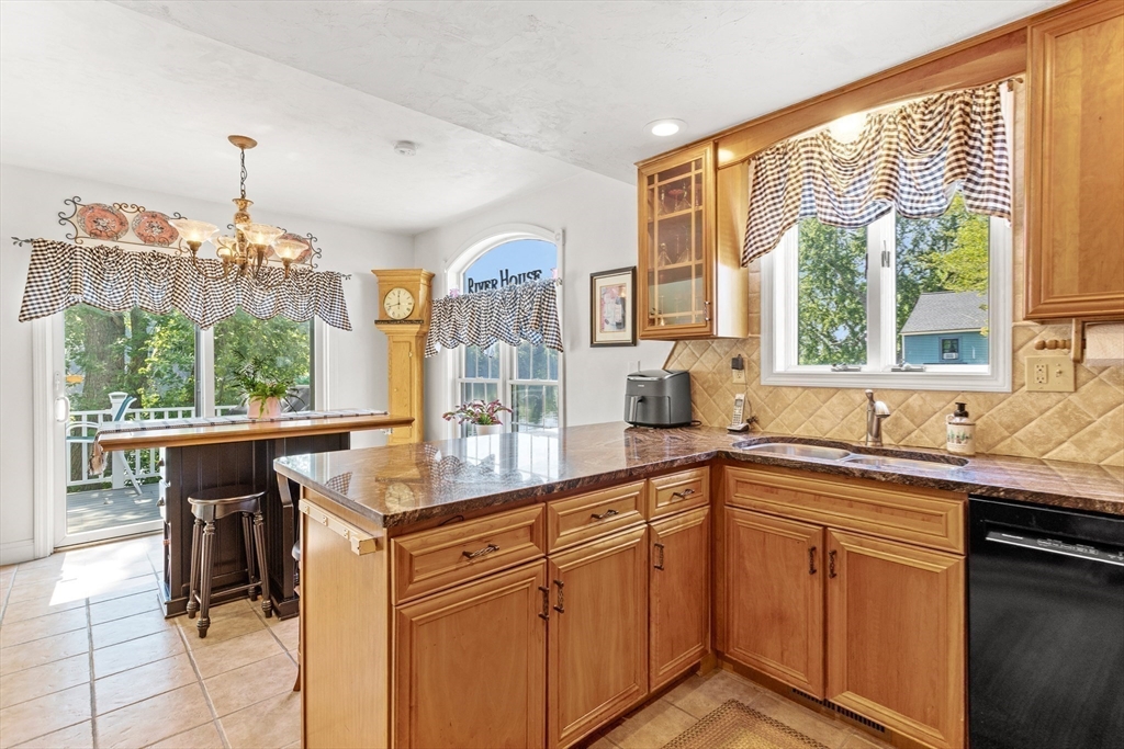 Methuen, Massachusetts, 01844, United States, 3 Bedrooms Bedrooms, ,2 BathroomsBathrooms,Residential,For Sale,1981346