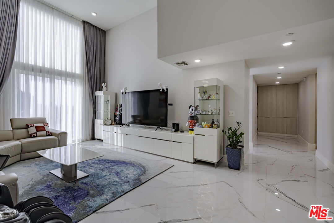 Los Angeles, California, 90010, United States, 3 Bedrooms Bedrooms, ,3 BathroomsBathrooms,Residential,For Sale,1992003