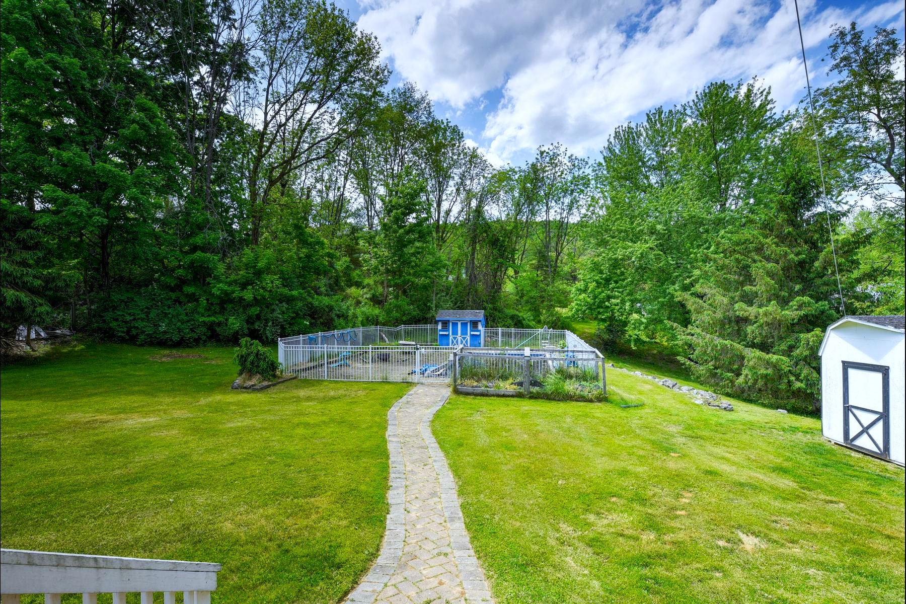  ?Glenwood? Neighborhood Colonial Offers Privacy and Flexibility - 物件實景