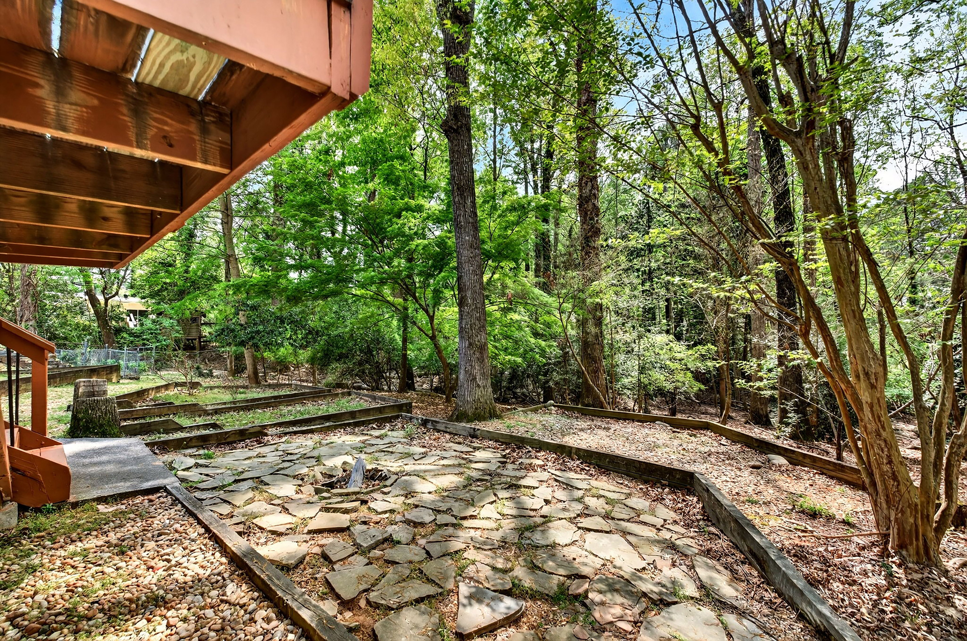  Thoughtfully Expanded and Updated Dunwoody Home on Wooded 0.82+/- Acre Lot - 物件實景