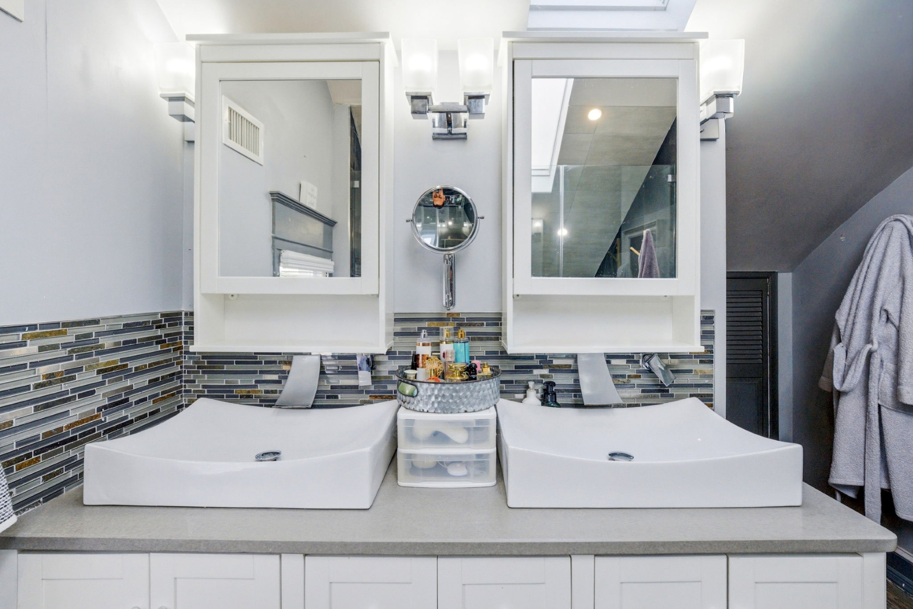  Fully Renovated Two Family Property - 物件實景