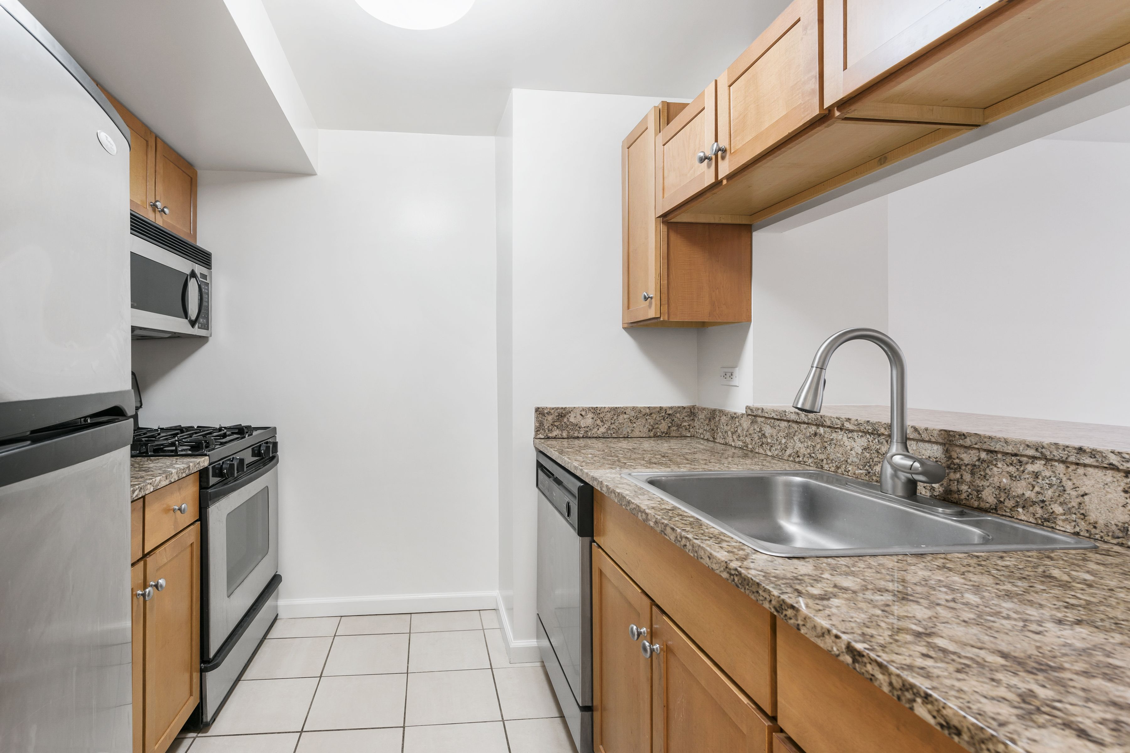  Chelsea 1 Bedroom w/ Balcony and South Exposure - 物件實景