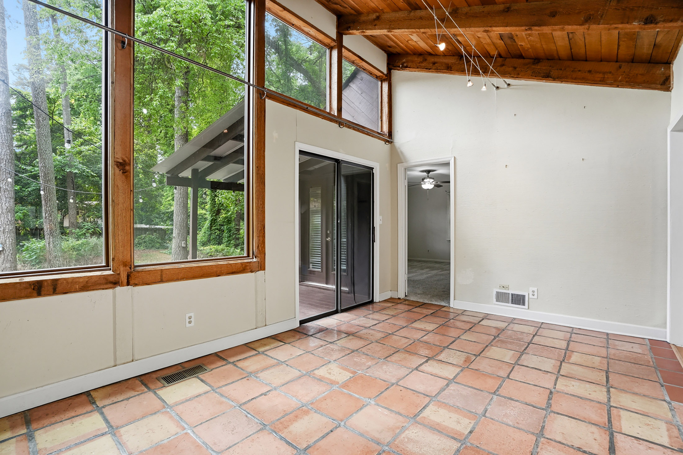  Charming Bungalow Tucked in Sought-After Lavista Park - 物件實景
