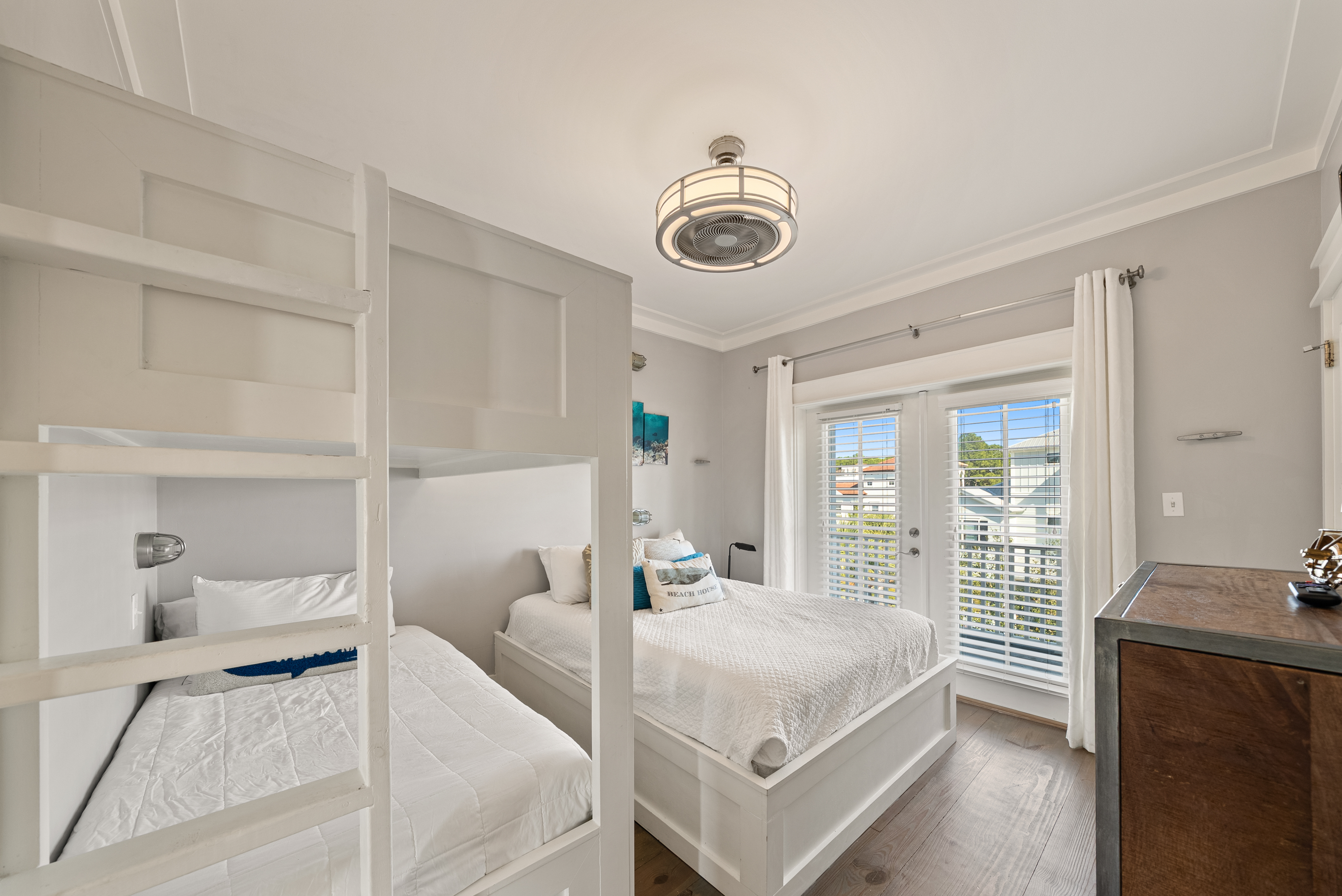  Three-Story Beach Retreat Near Public Beach Access And Local Favorites - 物件實景