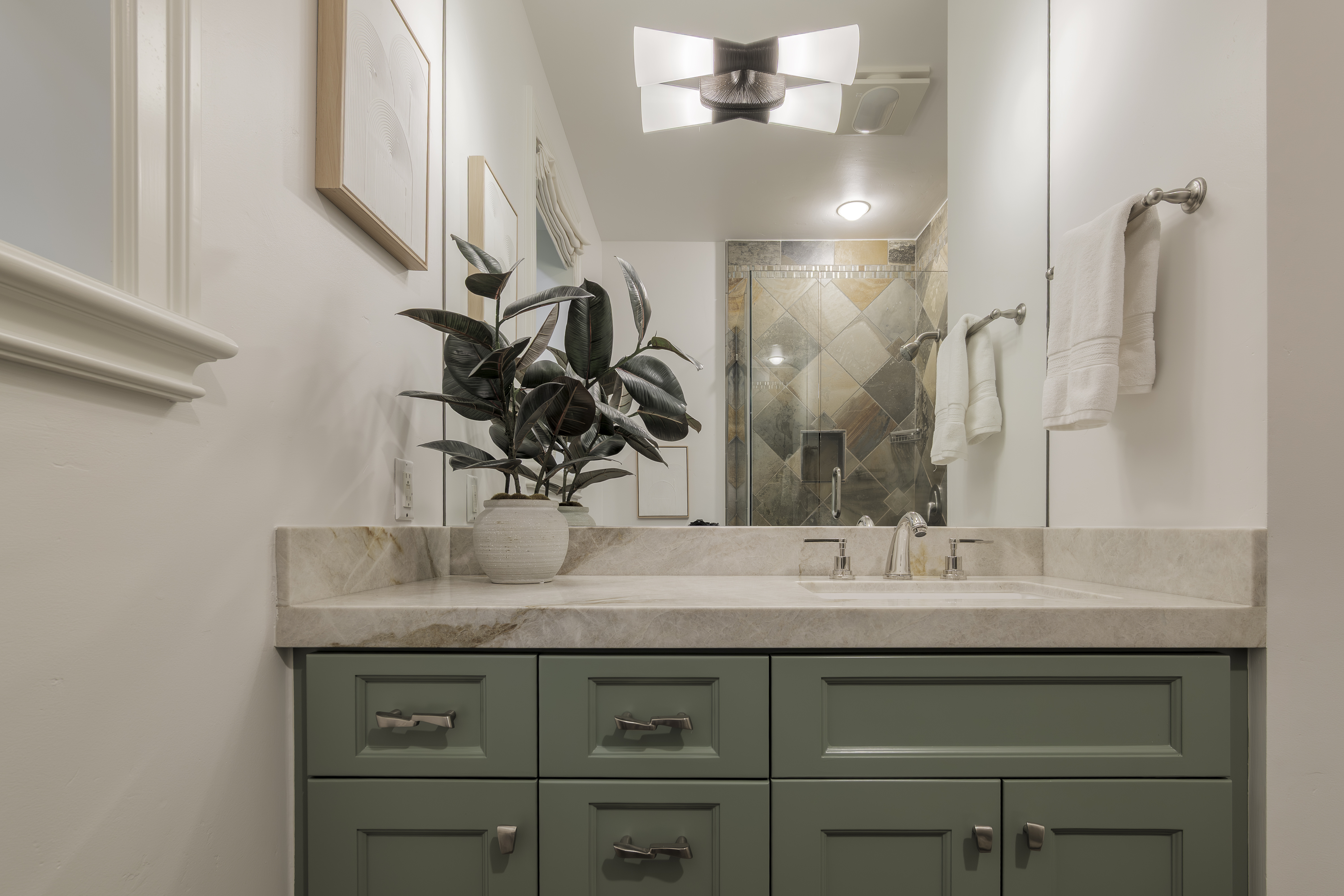  Beautifully Remodeled Craftsman-Inspired Home Located in the Willows - 物件實景