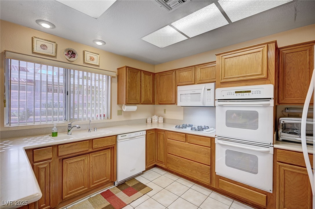 Las Vegas, Nevada, 89134, United States, 2 Bedrooms Bedrooms, ,2 BathroomsBathrooms,Residential,For Sale,1950375