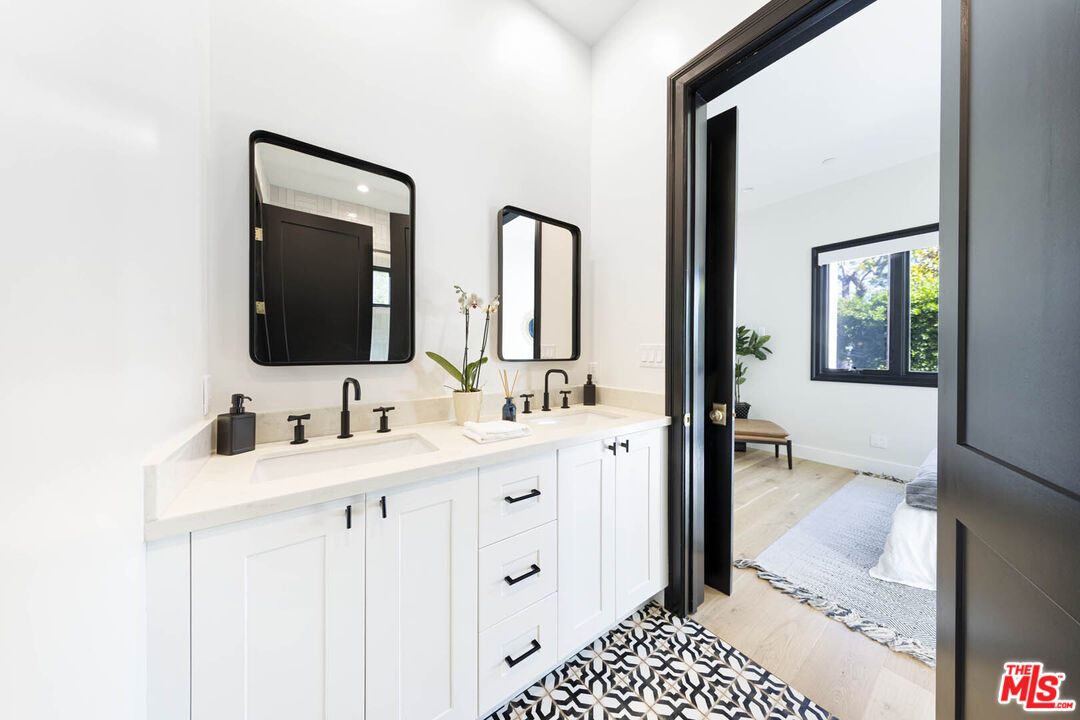 Los Angeles, California, 90048, United States, 4 Bedrooms Bedrooms, ,2 BathroomsBathrooms,Residential,For Sale,1962418