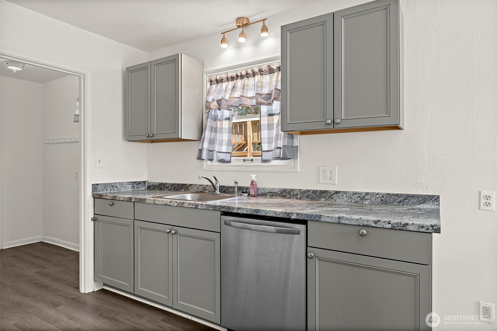 Seattle, Washington, 98199, United States, 2 Bedrooms Bedrooms, ,1 BathroomBathrooms,Residential,For Sale,1882851