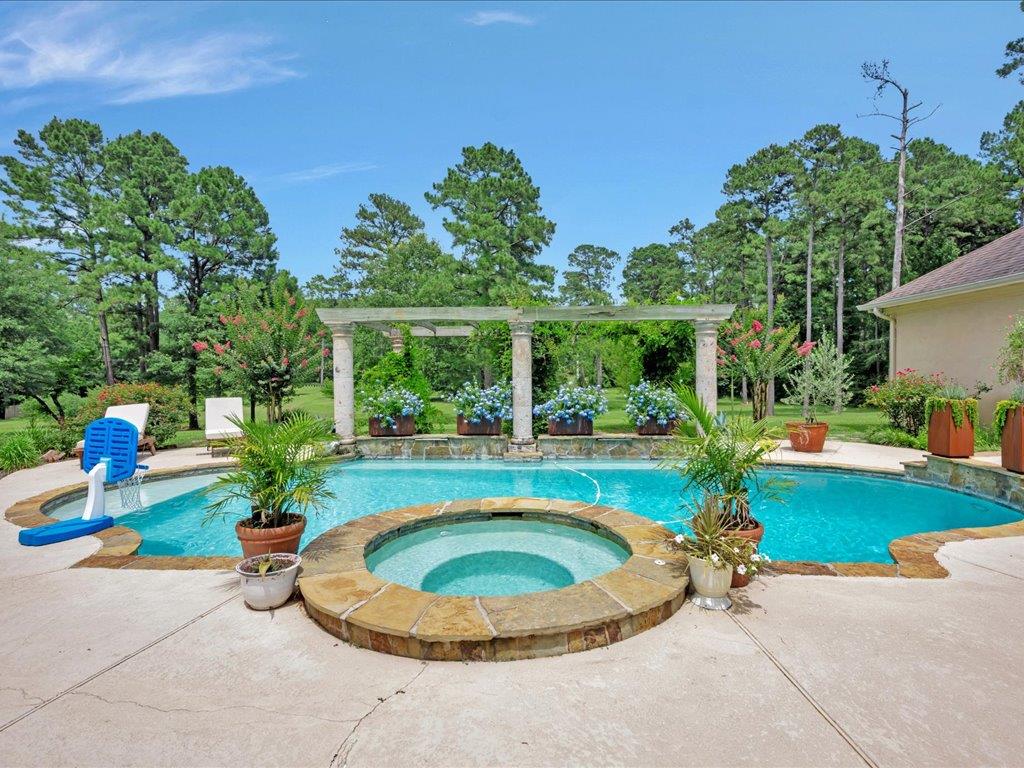 Lufkin, Texas, 75901, United States, 4 Bedrooms Bedrooms, ,5 BathroomsBathrooms,Residential,For Sale,1979665