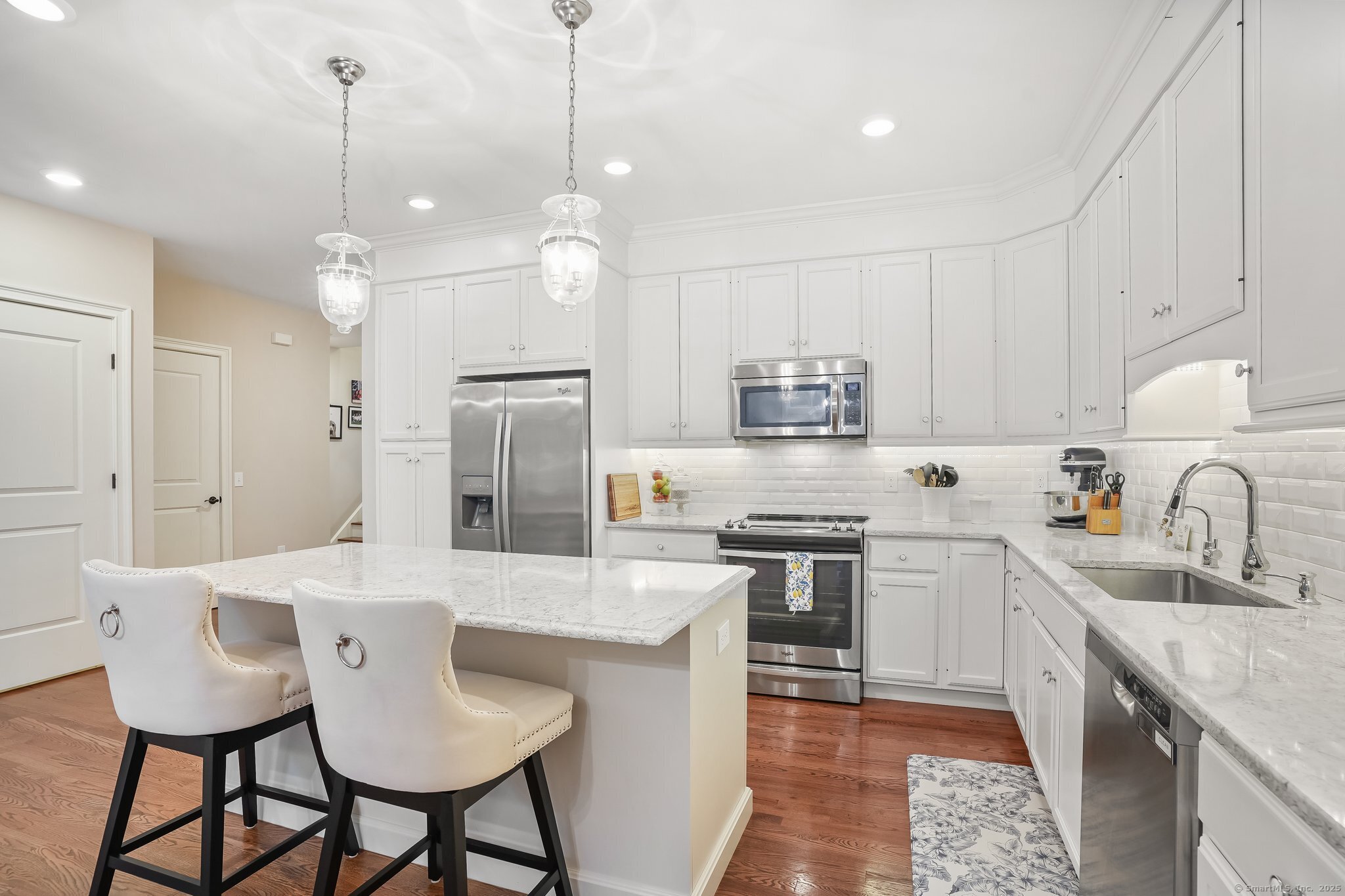 Brookfield, Connecticut, 06804, United States, 2 Bedrooms Bedrooms, ,4 BathroomsBathrooms,Residential,For Sale,1890460