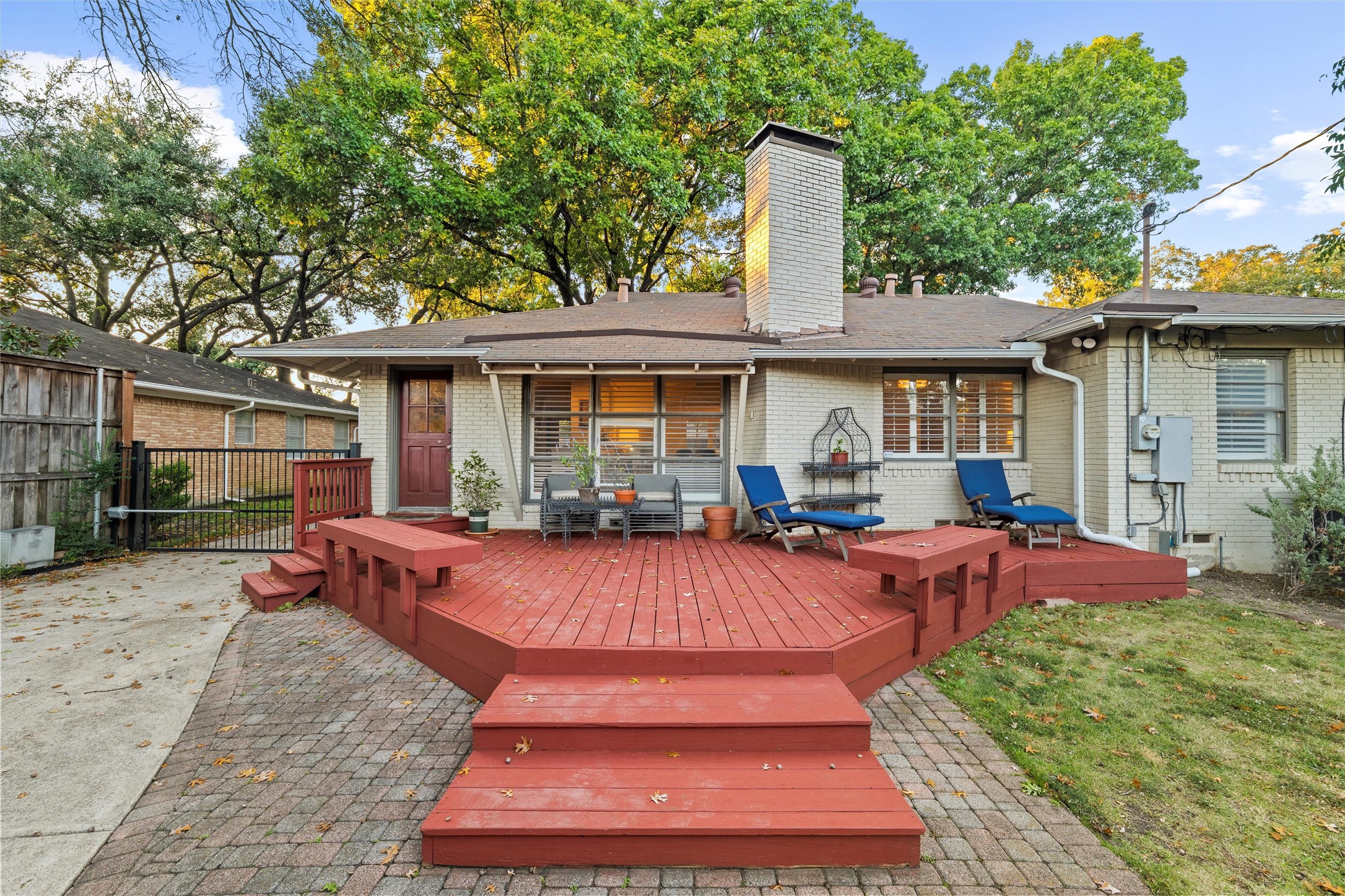 Dallas, Texas, 75214, United States, 3 Bedrooms Bedrooms, ,2 BathroomsBathrooms,Residential,For Sale,1989303