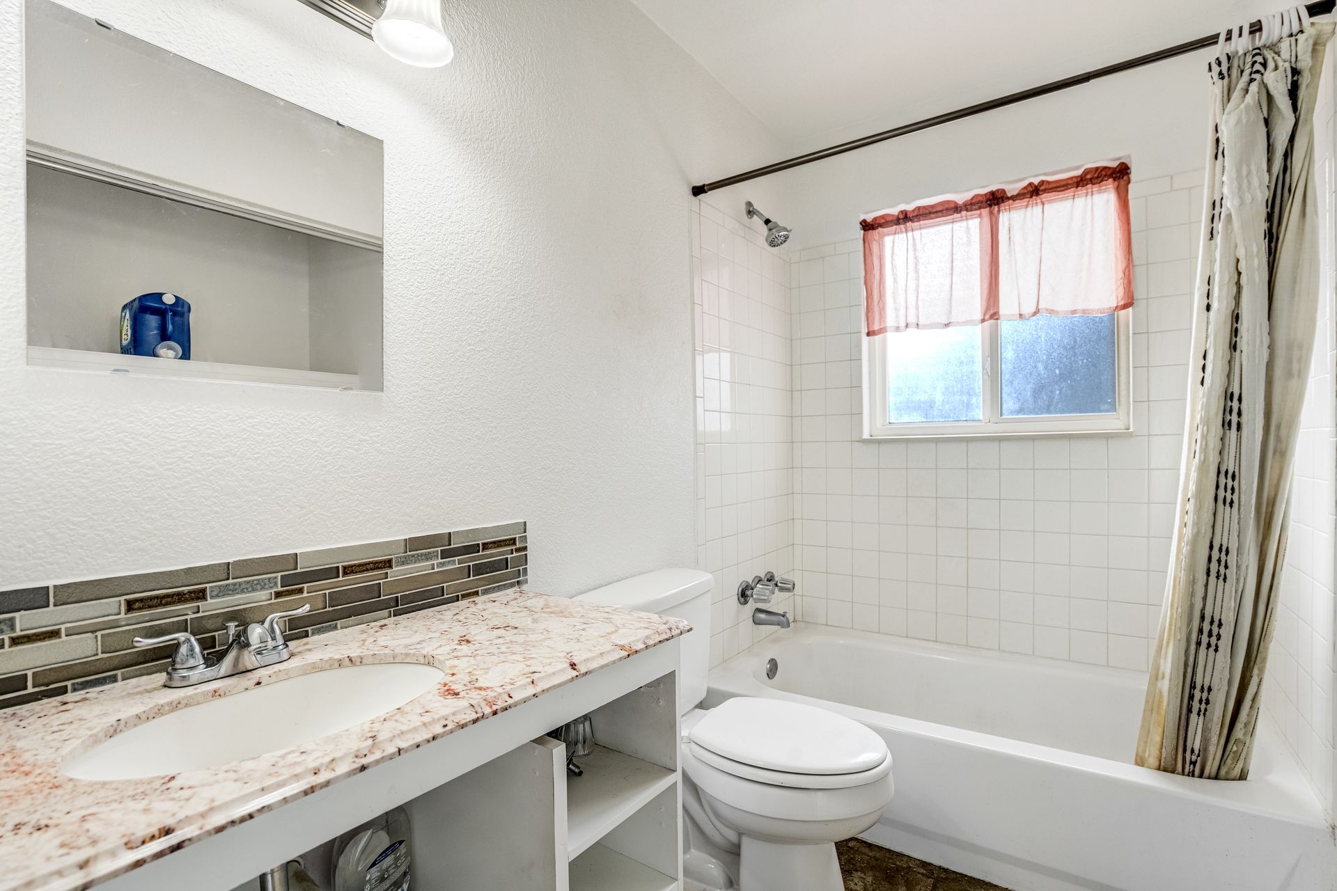  Updated Four Bedroom Home with Assumable Loan - 物件實景