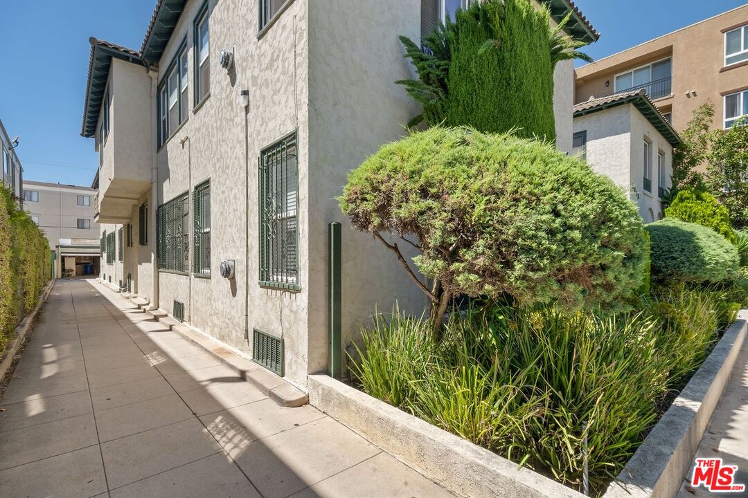 Los Angeles, California, 90019, United States, 12 Bedrooms Bedrooms, ,Residential,For Sale,1885364