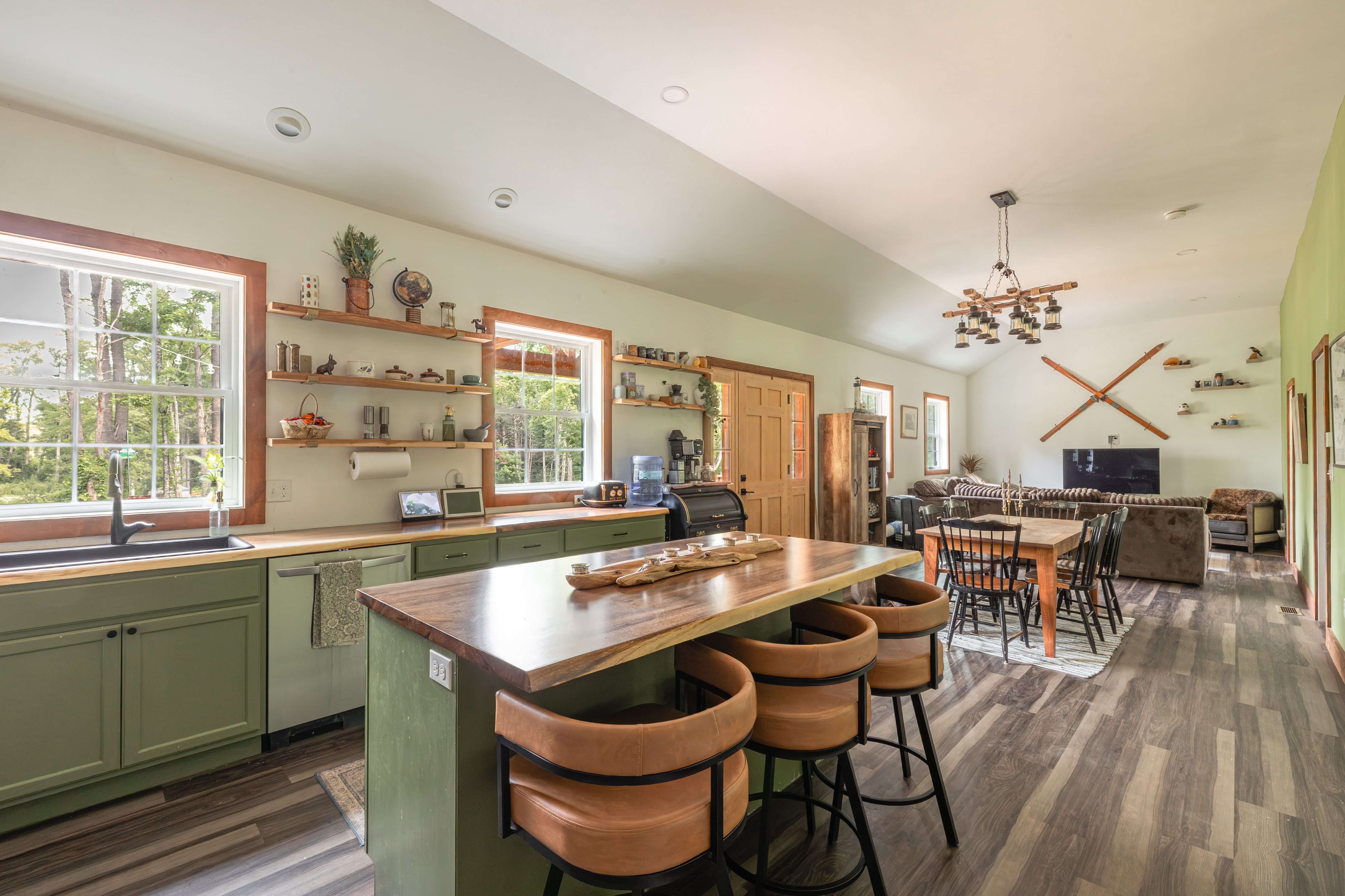  New-Construction Craftsman Contemporary with Hiking at Your Fingertips - 物件實景