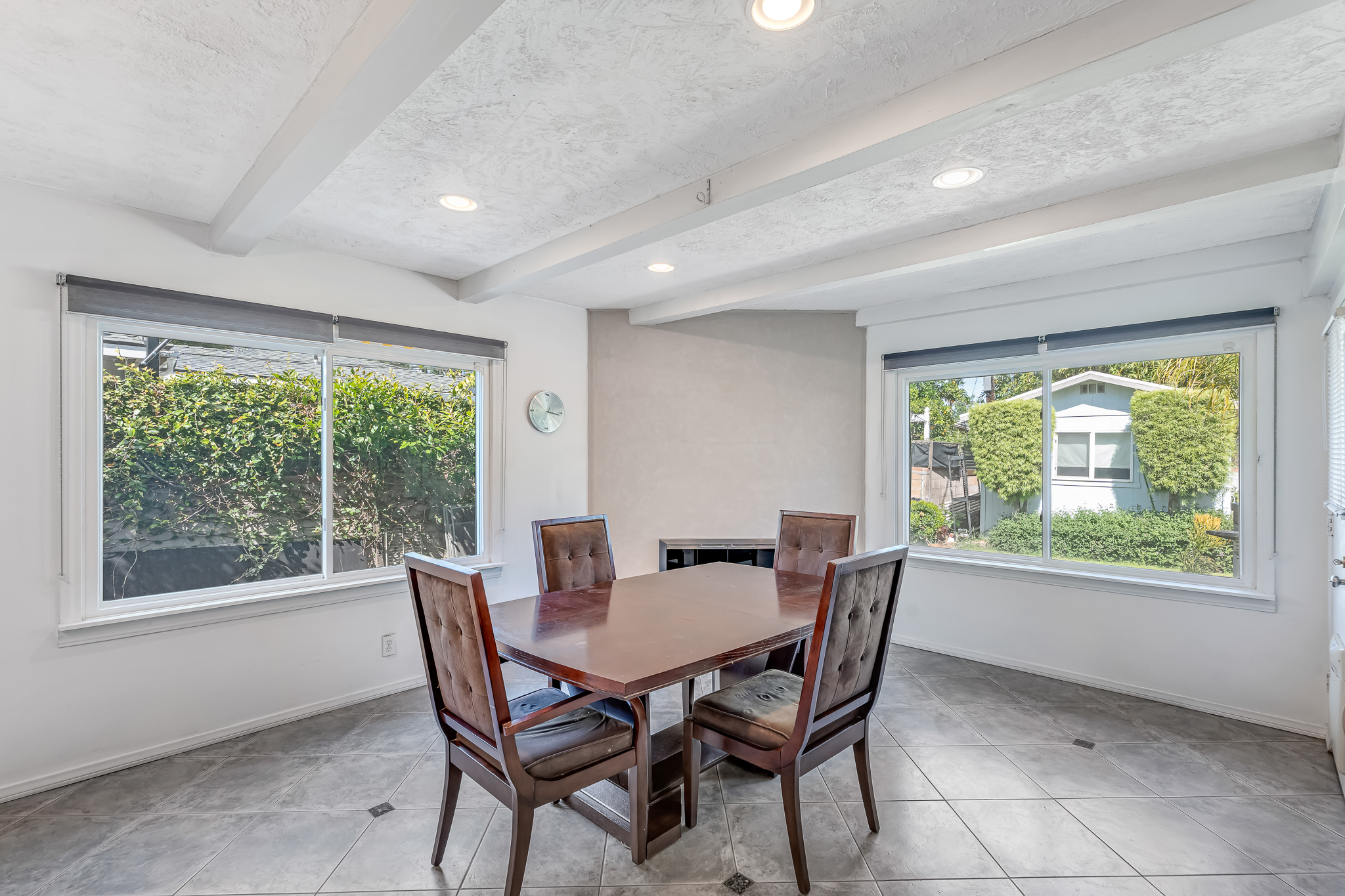  6626 Burnet Avenue - 物件實景