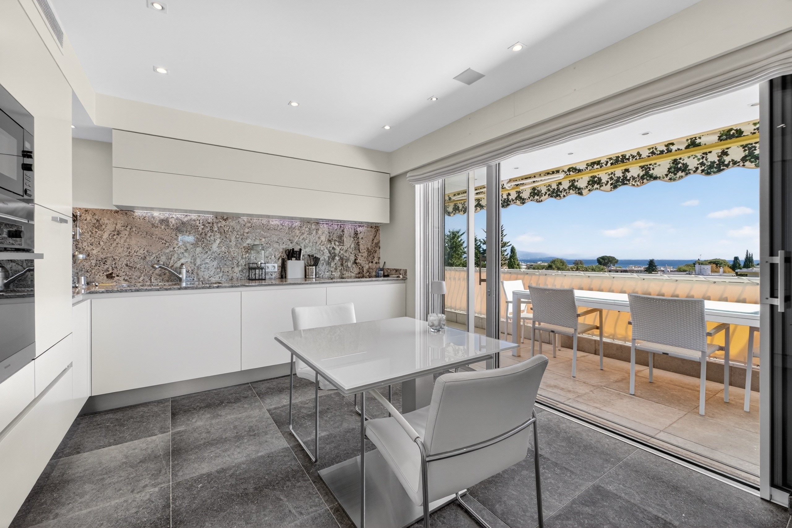  Top floor apartment with sea views and terraces in Cap d’Antibes - 物件實景