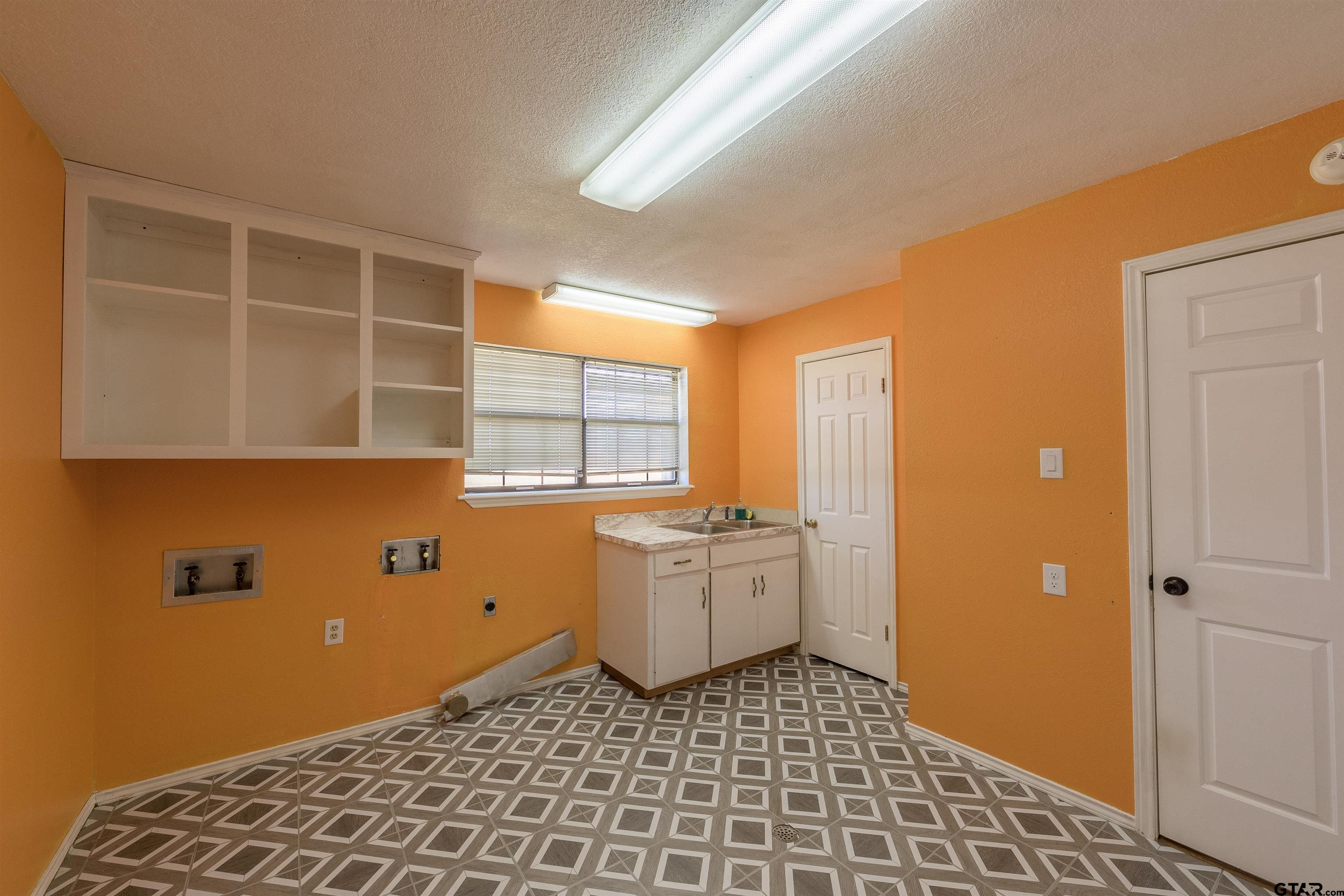 Mineola, Texas, 75773, United States, 3 Bedrooms Bedrooms, ,2 BathroomsBathrooms,Residential,For Sale,1754038