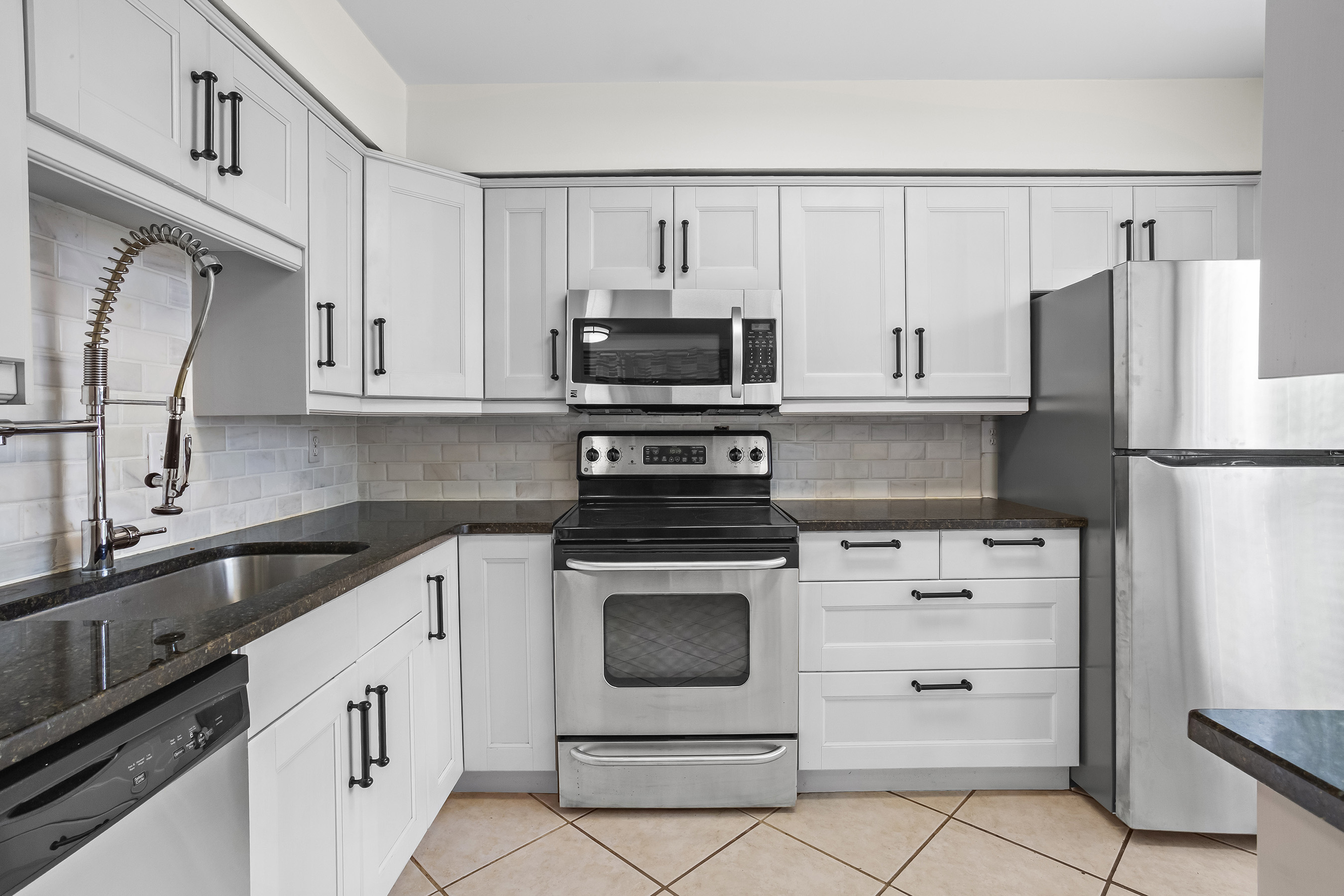  Mid-Century Modern Townhome in Gated Community Along The Chattahoochee River - 物件實景