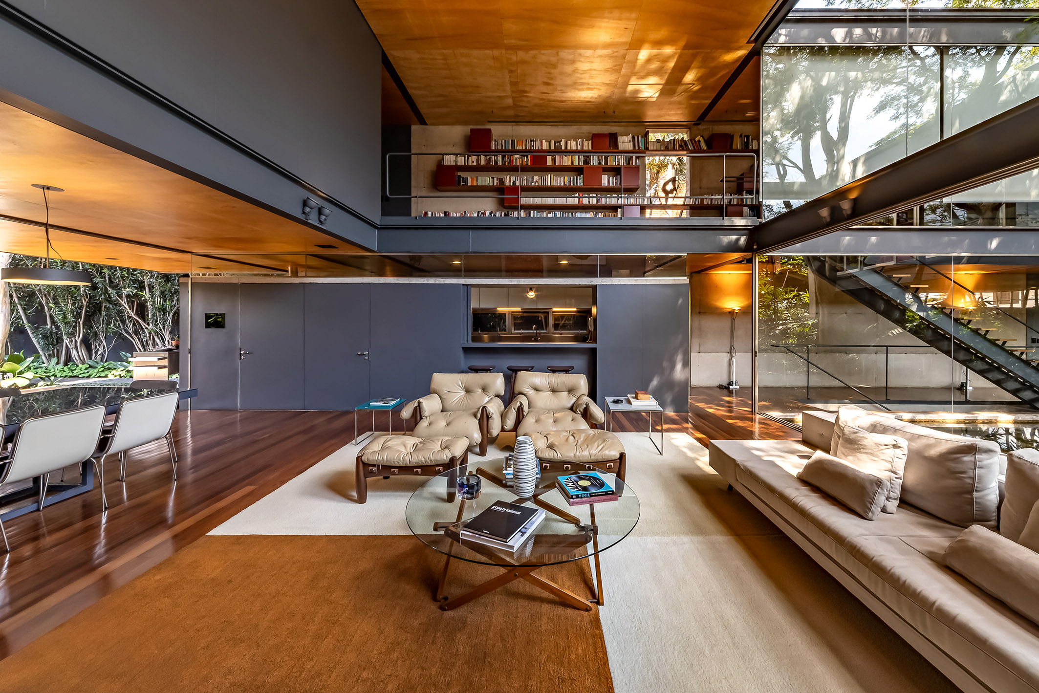  Contemporary home with open layout and outdoor living surrounded by greenery - 物件實景