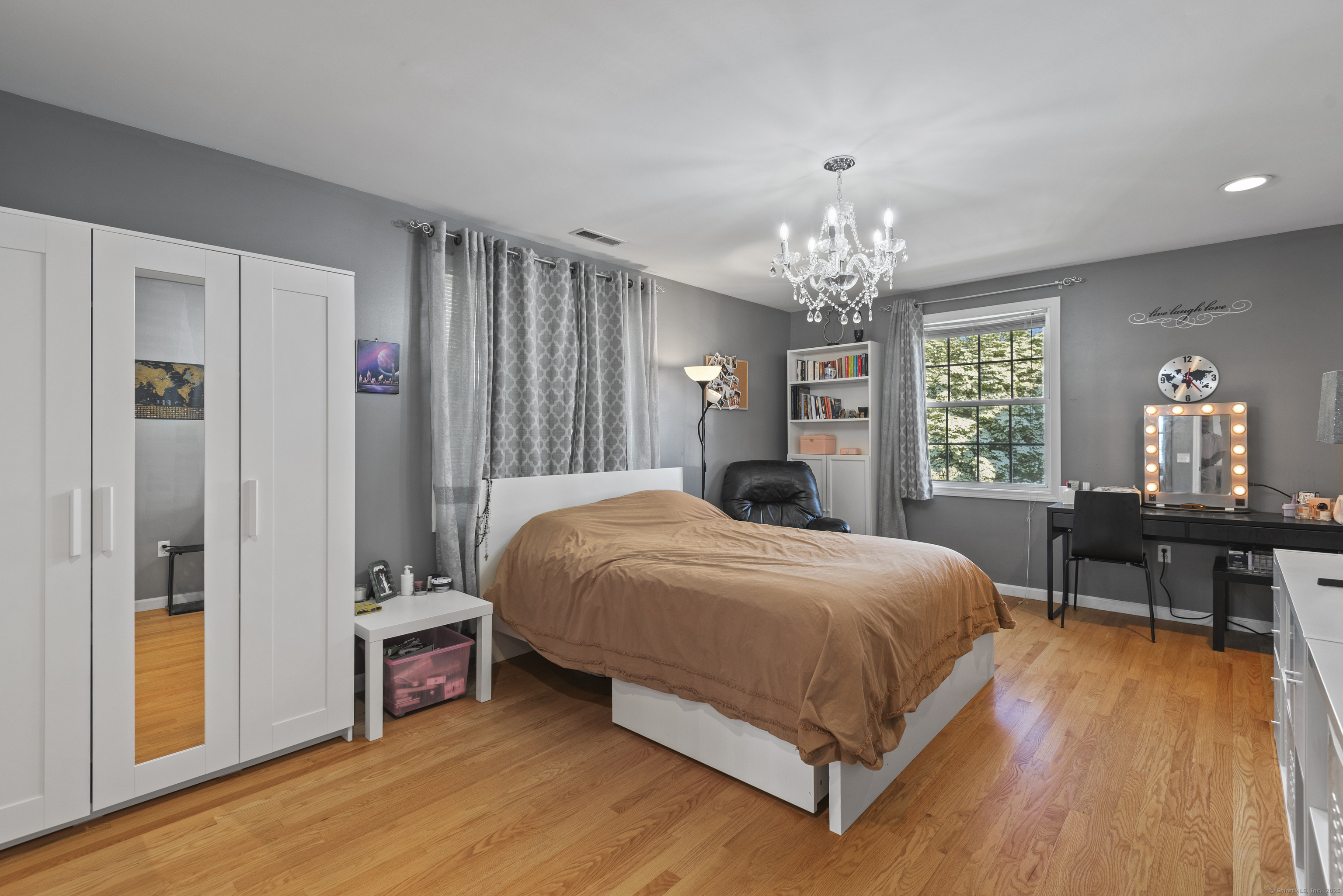 Milford, Connecticut, 06460, United States, 4 Bedrooms Bedrooms, ,3 BathroomsBathrooms,Residential,For Sale,1848853