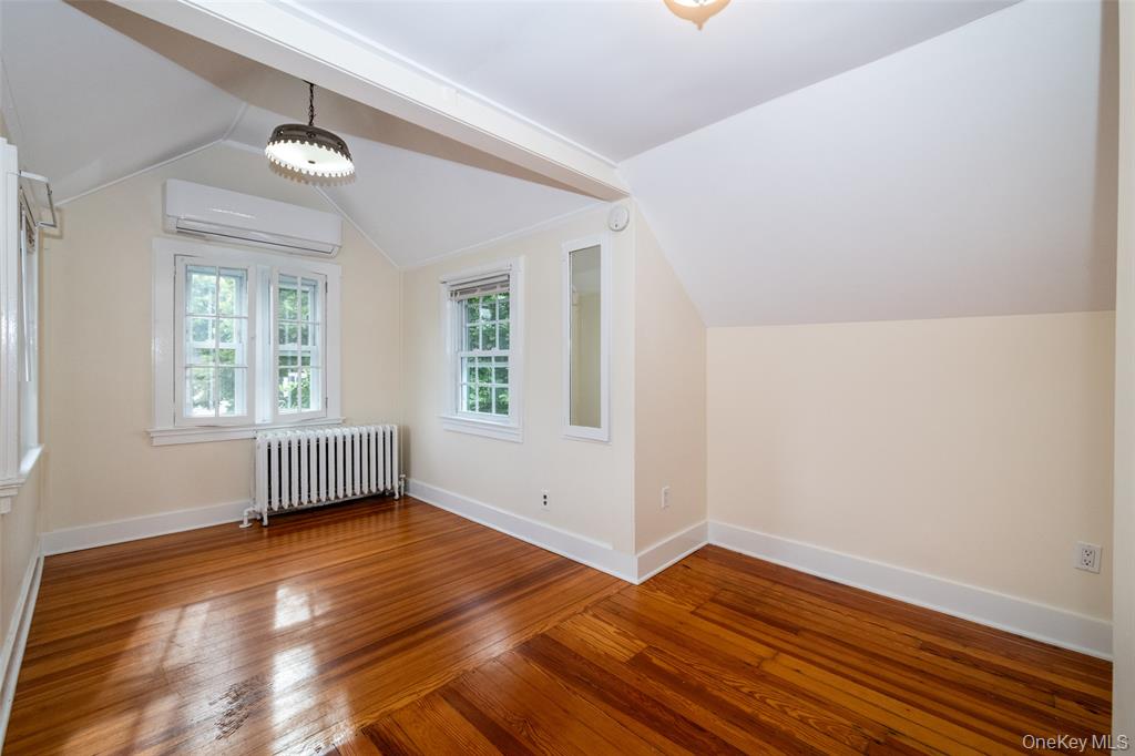 New Rochelle, New York, 10801, United States, 5 Bedrooms Bedrooms, ,4 BathroomsBathrooms,Residential,For Sale,2048483