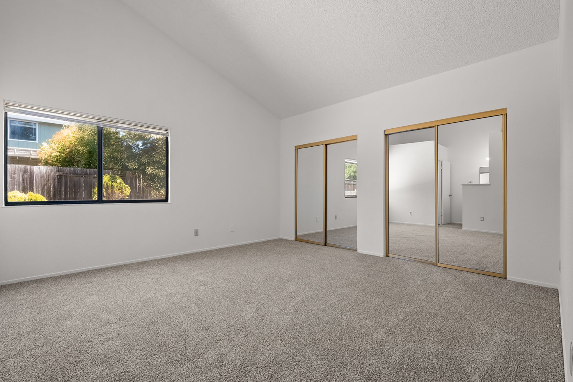  Single-level living + M Section location + owned solar + move-in ready - 物件實景