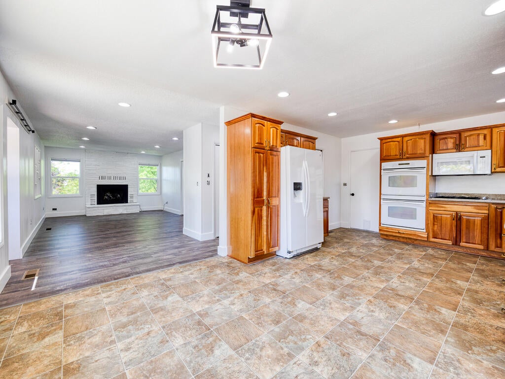 Klamath Falls, Oregon, 97601, United States, 3 Bedrooms Bedrooms, ,3 BathroomsBathrooms,Residential,For Sale,1859648