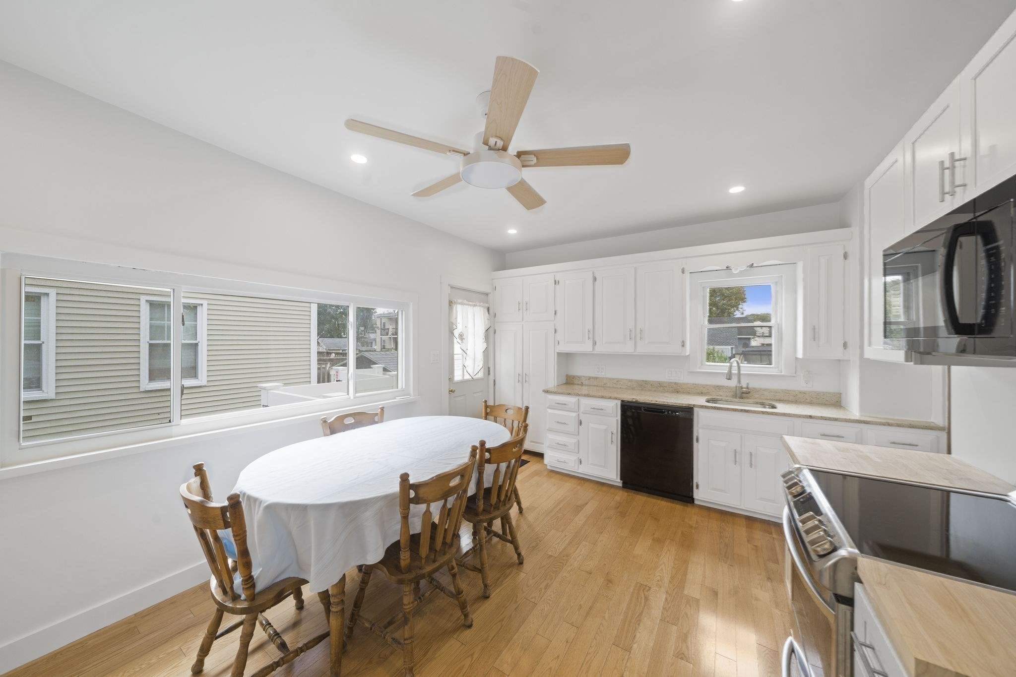 Lynn, Massachusetts, 01902, United States, 3 Bedrooms Bedrooms, ,2 BathroomsBathrooms,Residential,For Sale,1981225