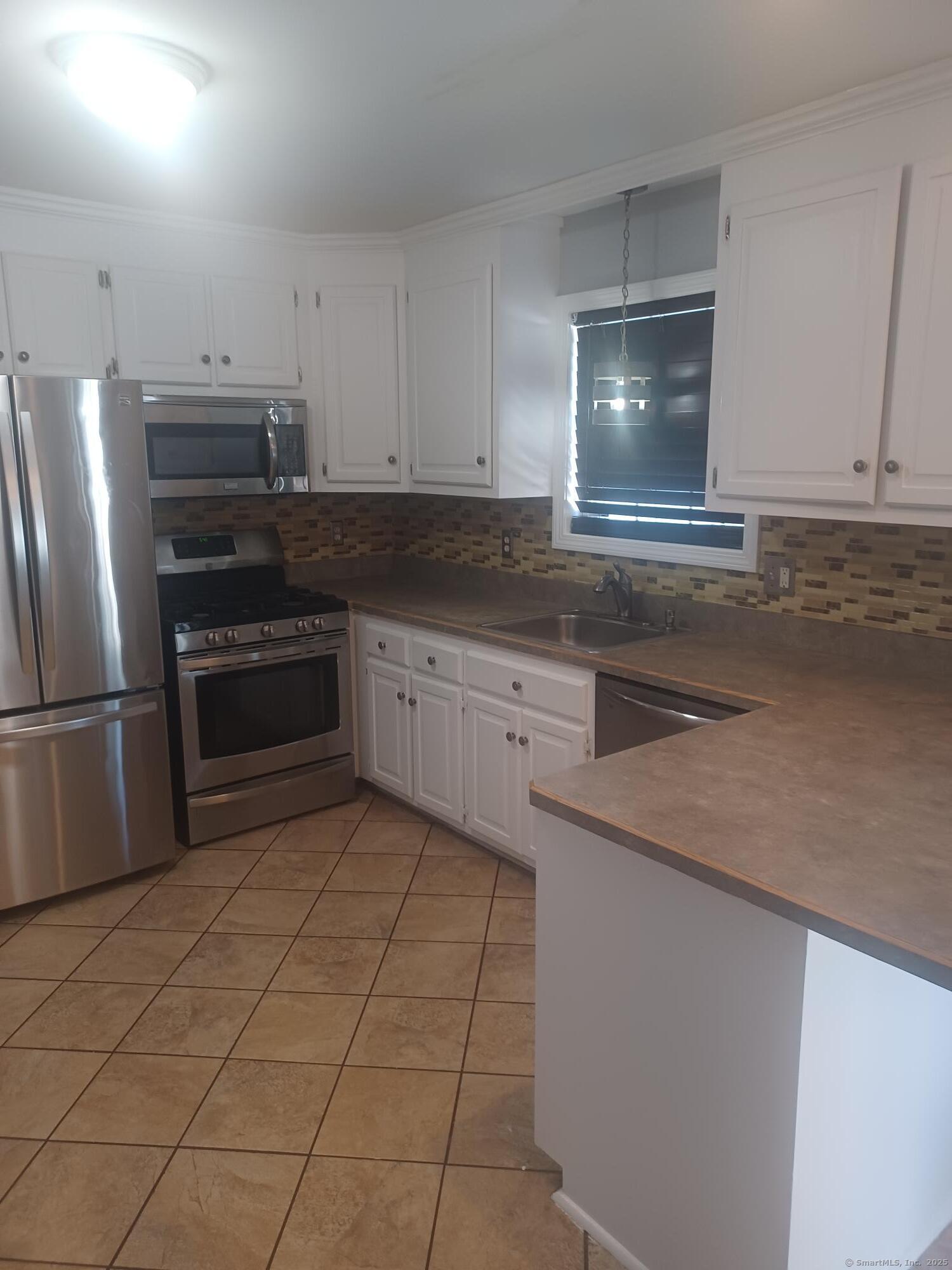 Stratford, Connecticut, 06614, United States, 3 Bedrooms Bedrooms, ,2 BathroomsBathrooms,Residential,For Sale,1926191