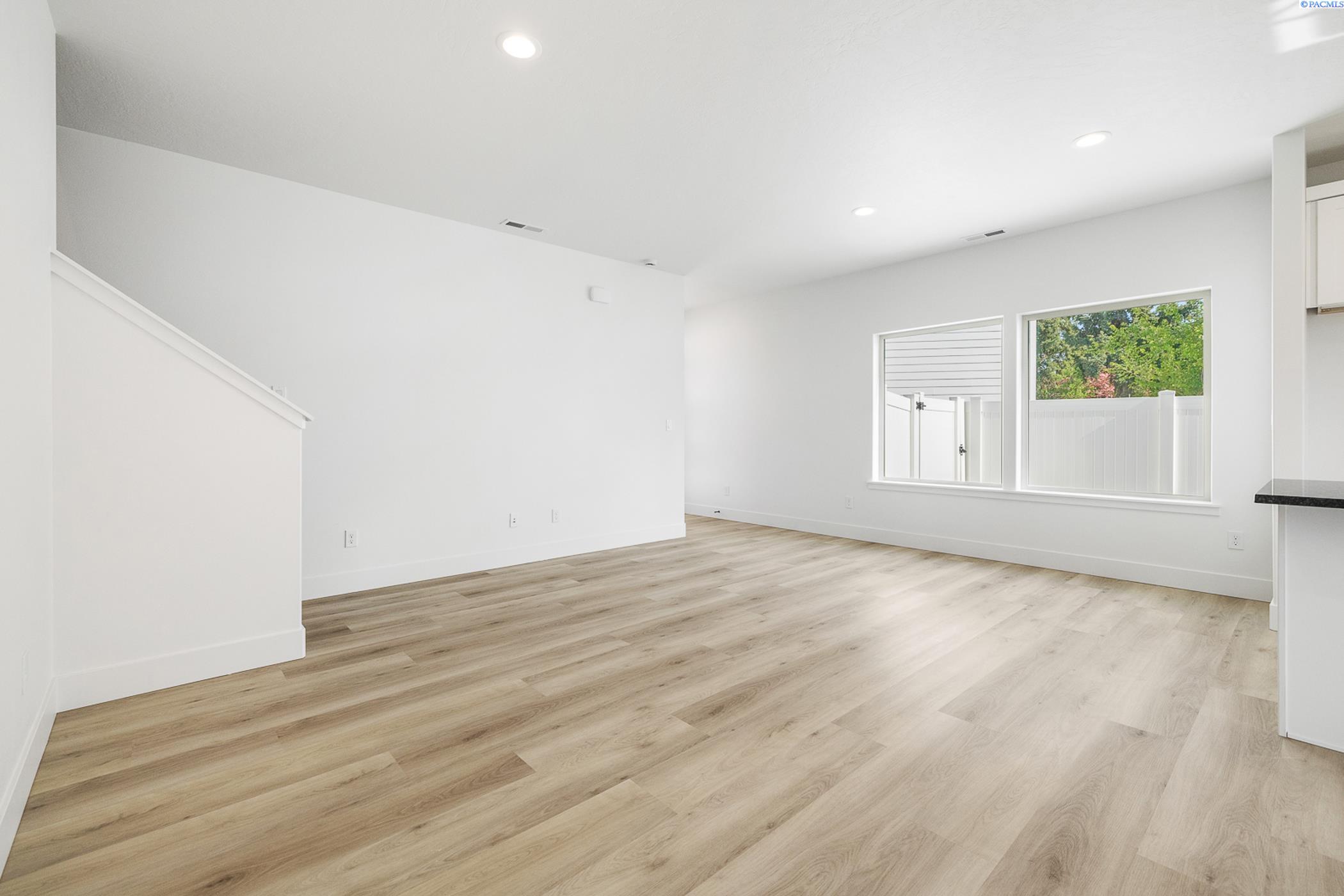 Kennewick, Washington, 99337, United States, 6 Bedrooms Bedrooms, ,Residential,For Sale,1787924