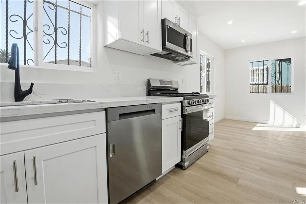 Los Angeles, California, 90003, United States, 5 Bedrooms Bedrooms, ,Residential,For Sale,2007748