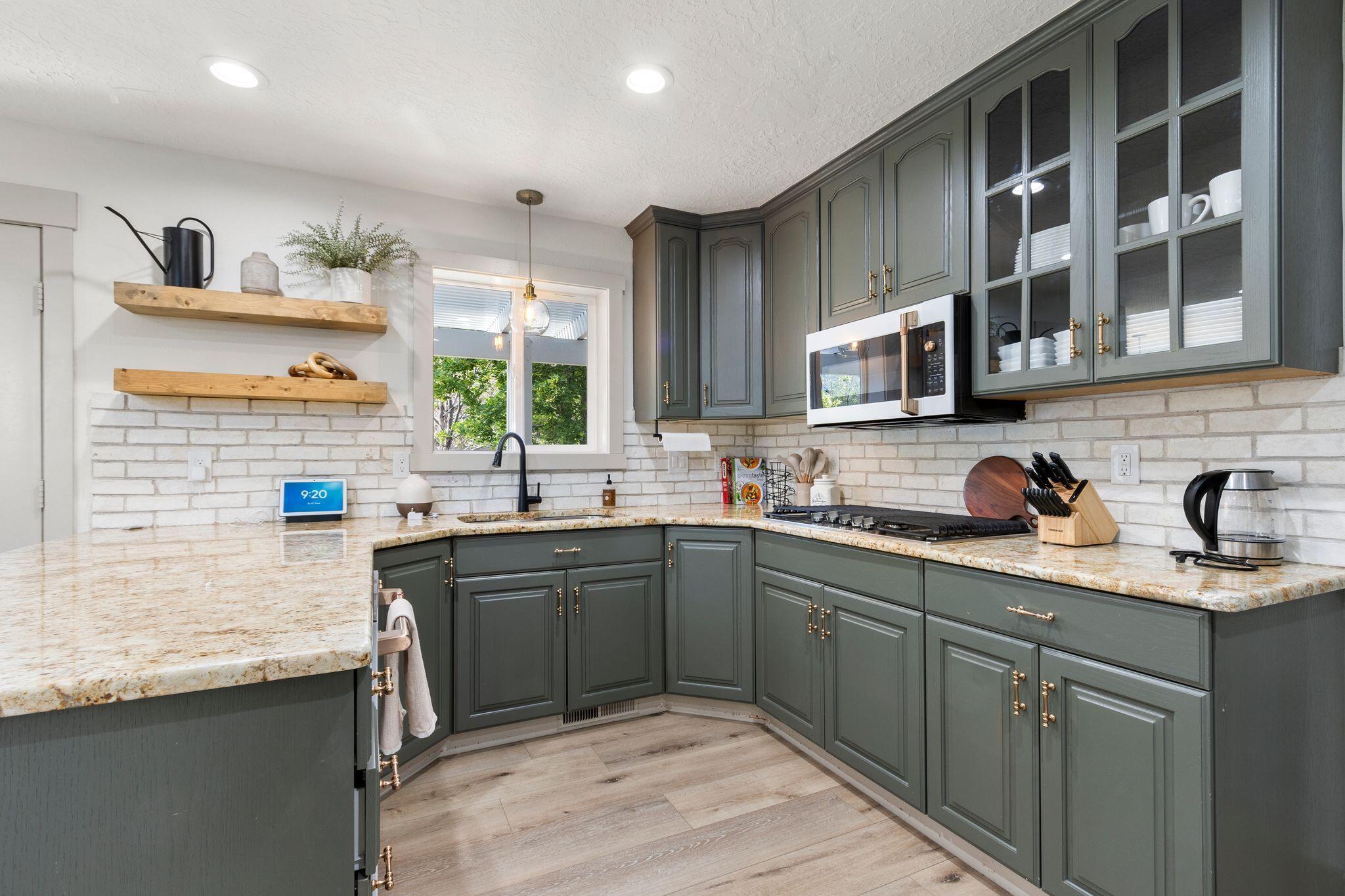 Parowan, Utah, 84761, United States, 6 Bedrooms Bedrooms, ,5 BathroomsBathrooms,Residential,For Sale,1995430