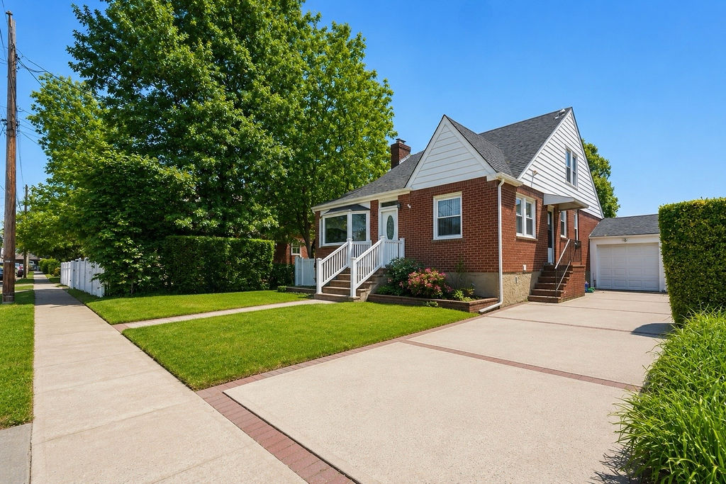East Rockaway, New York, 11518, United States, 4 Bedrooms Bedrooms, ,2 BathroomsBathrooms,Residential,For Sale,2048552