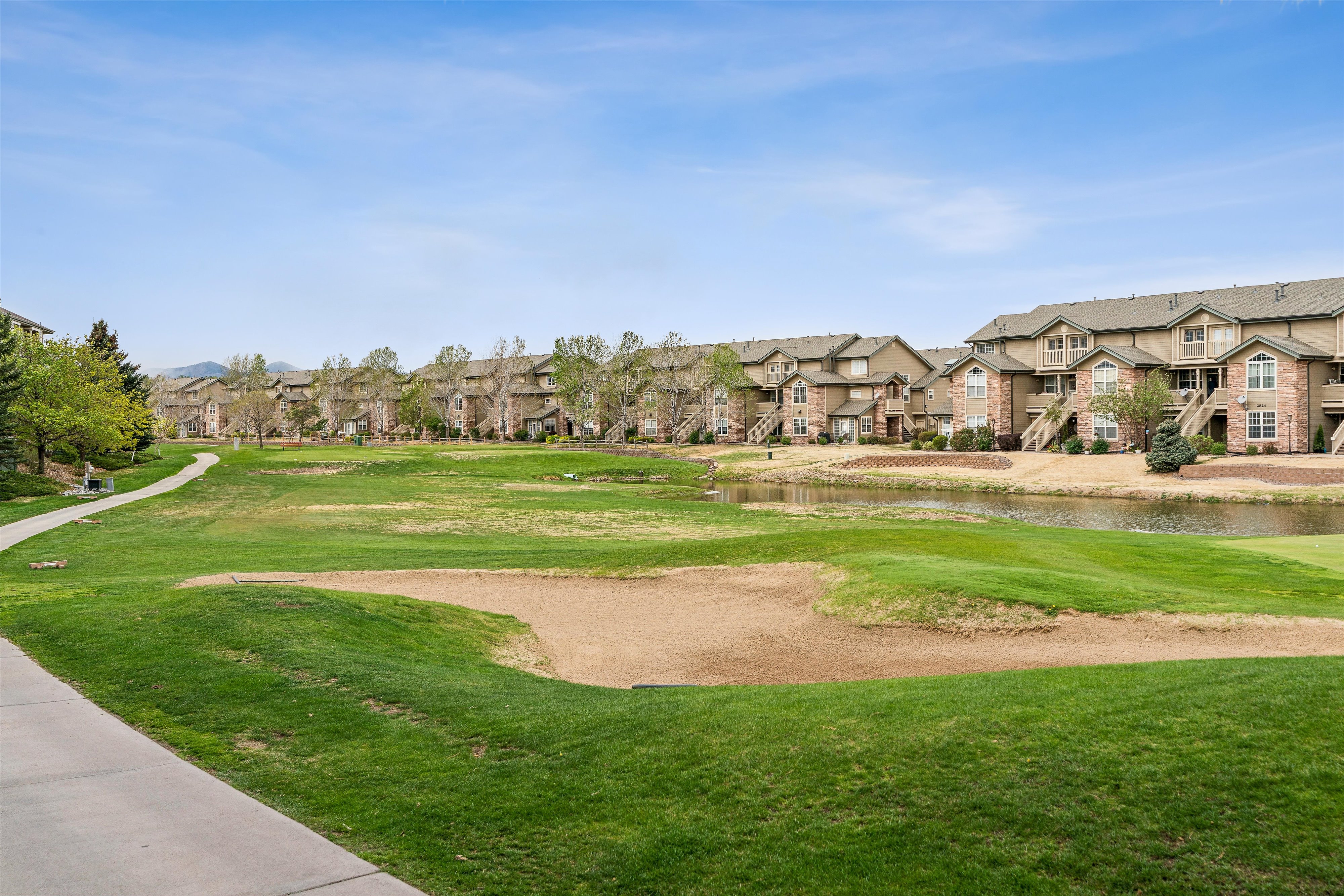  First Floor Corner Unit Condo in 55+ Centennial at Riverwalk in Littleton - 物件實景
