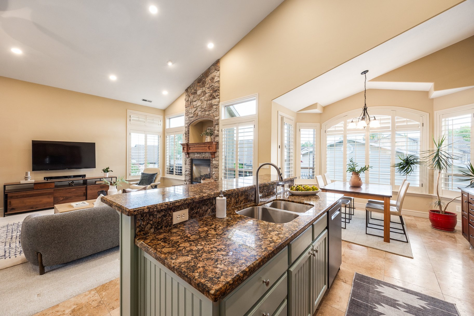  Beautifully Designed Home with a Main-Level Primary & Inviting Outdoor Spaces - 物件實景