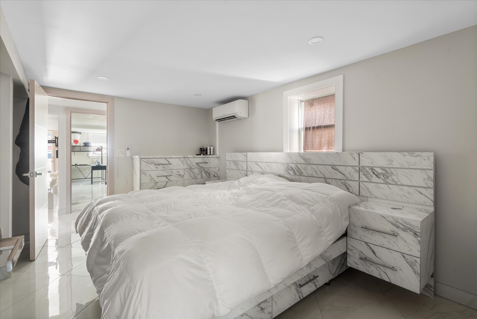 Howard Beach, New York, 11414, United States, 5 Bedrooms Bedrooms, ,2 BathroomsBathrooms,Residential,For Sale,2049449
