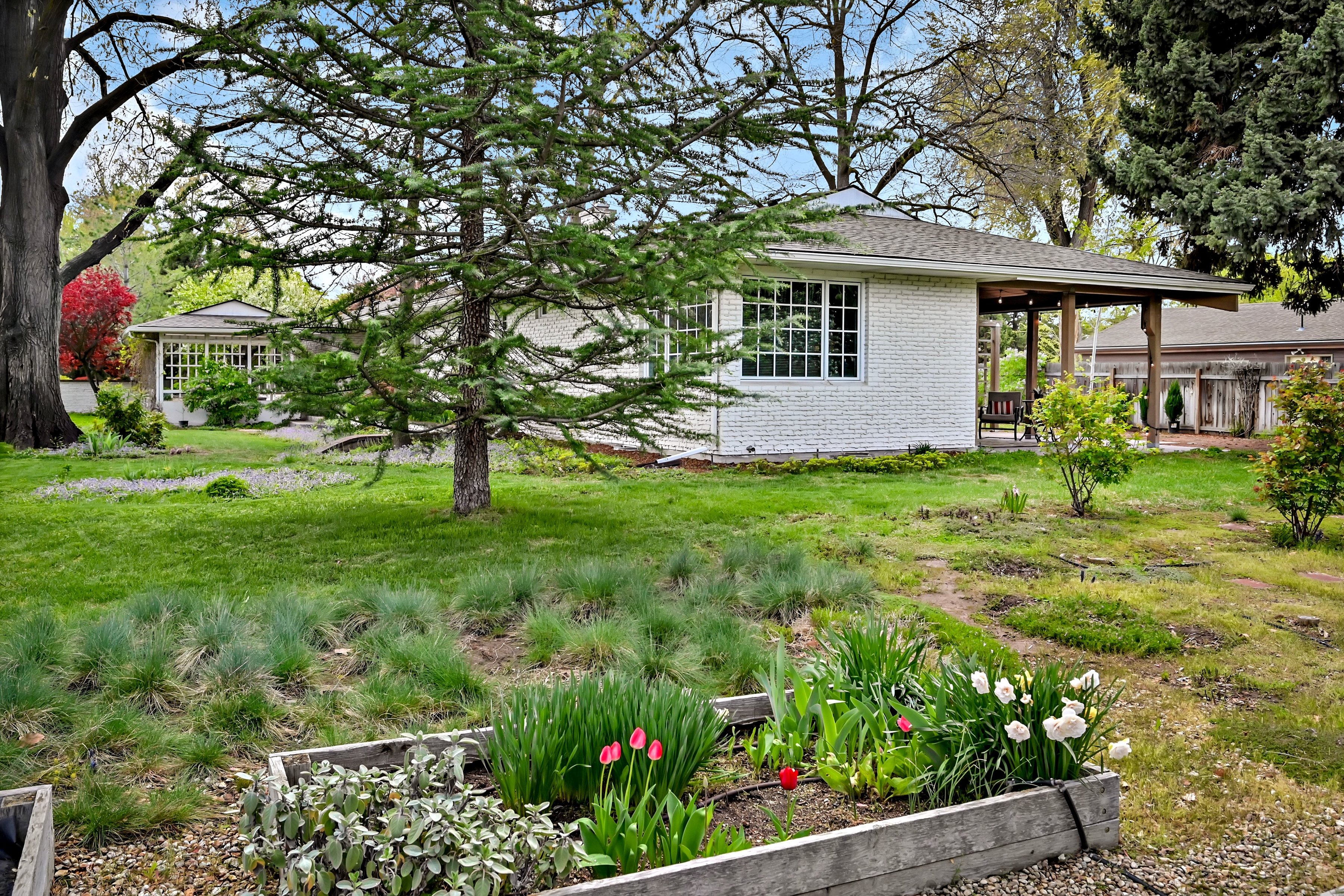  Storybook Single-Level Brick Cottage with Privacy and Expansive Gardens - 物件實景