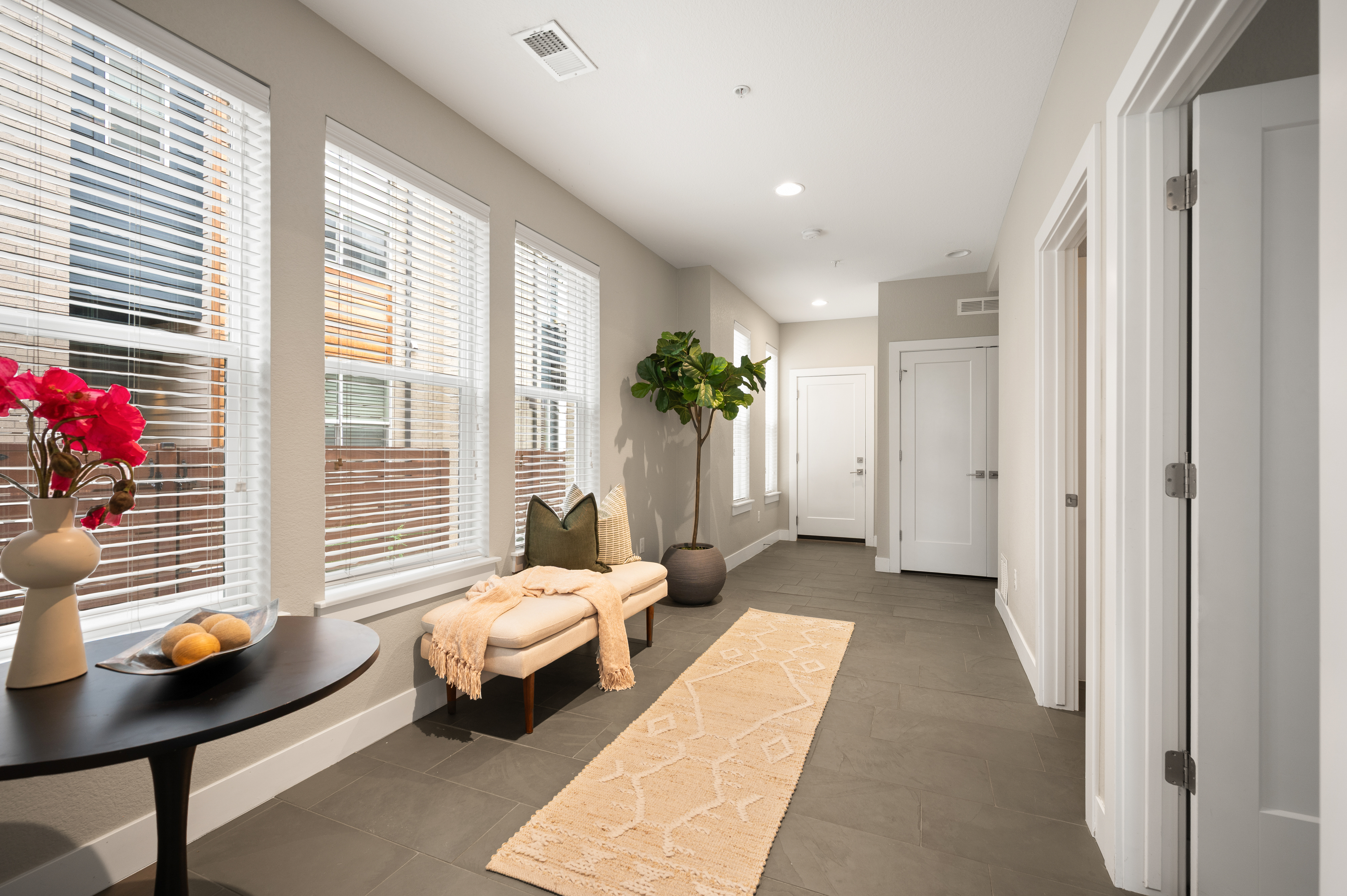  Beautifully Maintained Corner-Unit Townhome with Rooftop Views - 物件實景