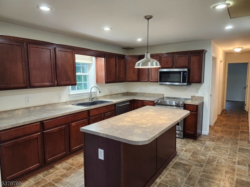 Fairfield Twp., New Jersey, 07004, United States, 3 Bedrooms Bedrooms, ,3 BathroomsBathrooms,Residential,For Sale,1977610