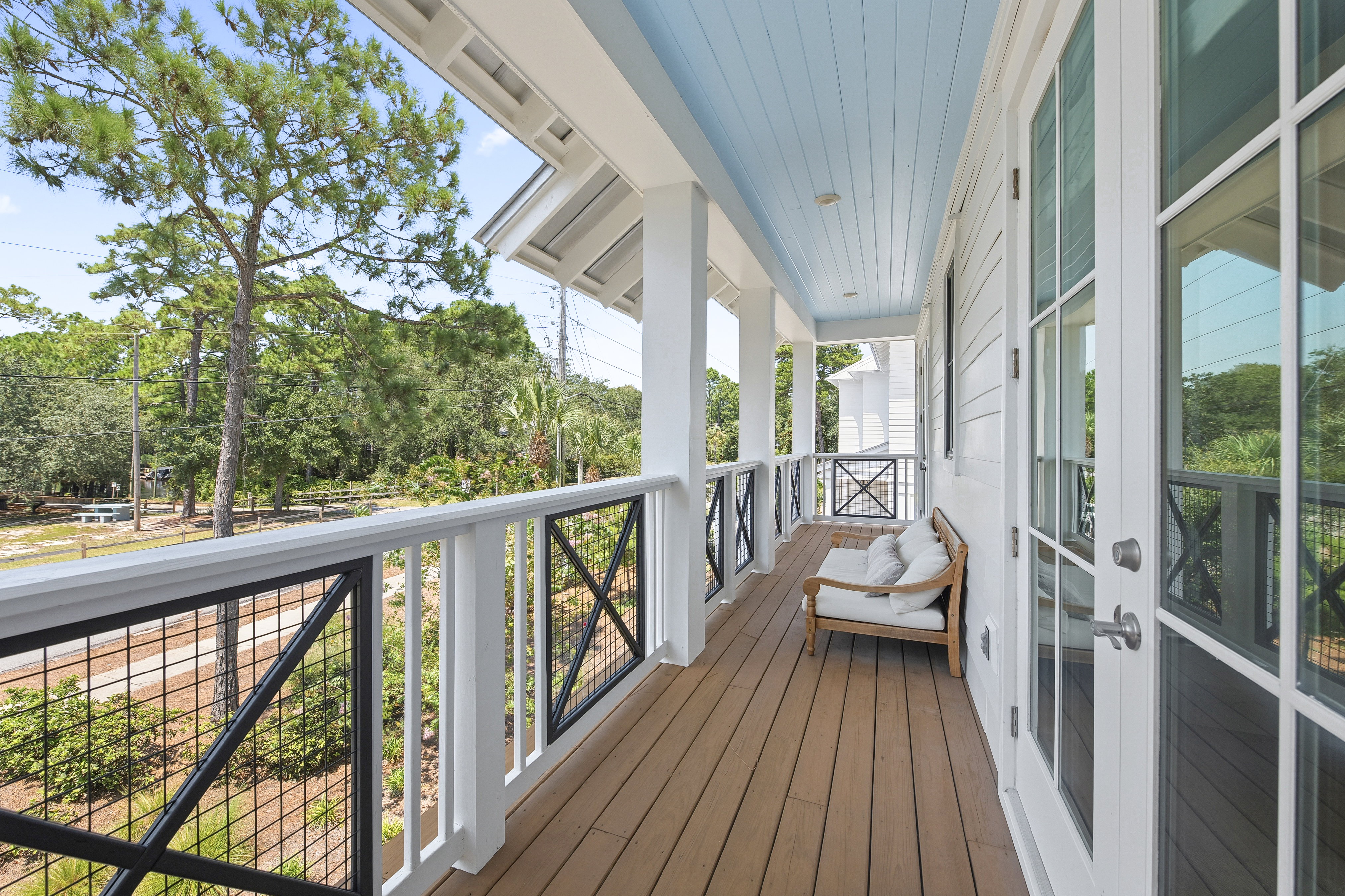  Turnkey Coastal Luxury Across From Eastern Lake And Steps To The Gulf - 物件實景