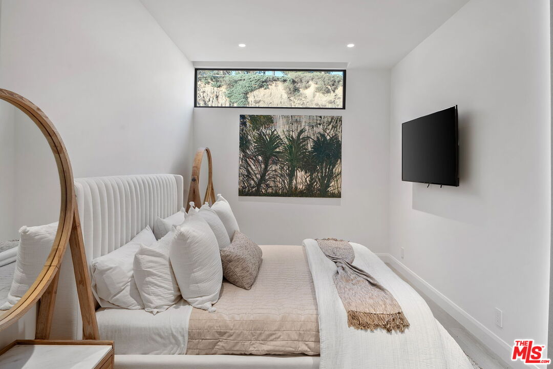 Santa Monica, California, 90403, United States, 7 Bedrooms Bedrooms, ,9 BathroomsBathrooms,Residential,For Sale,1955538