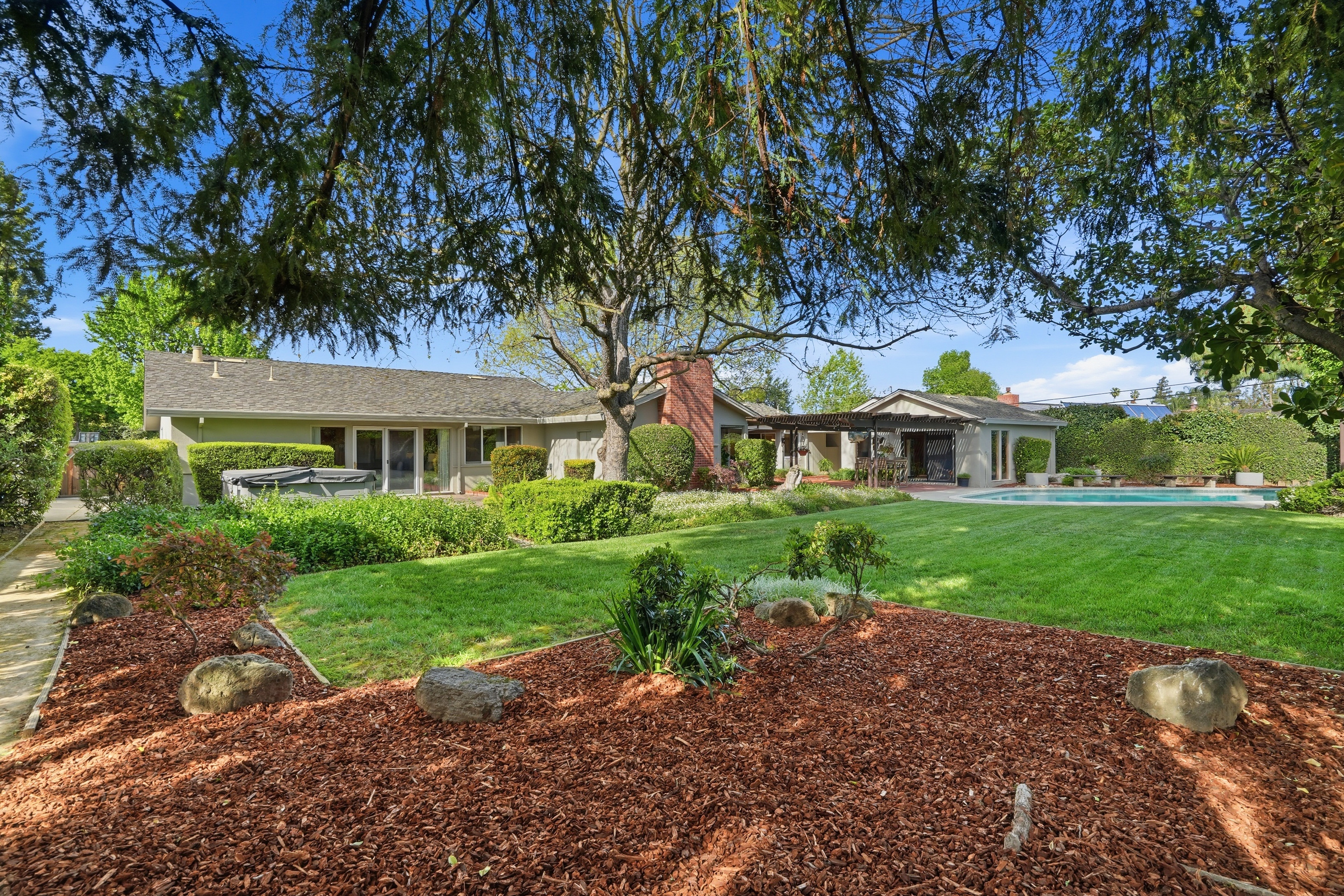  Single-Level Rancher in Coveted Neighborhood - 物件實景