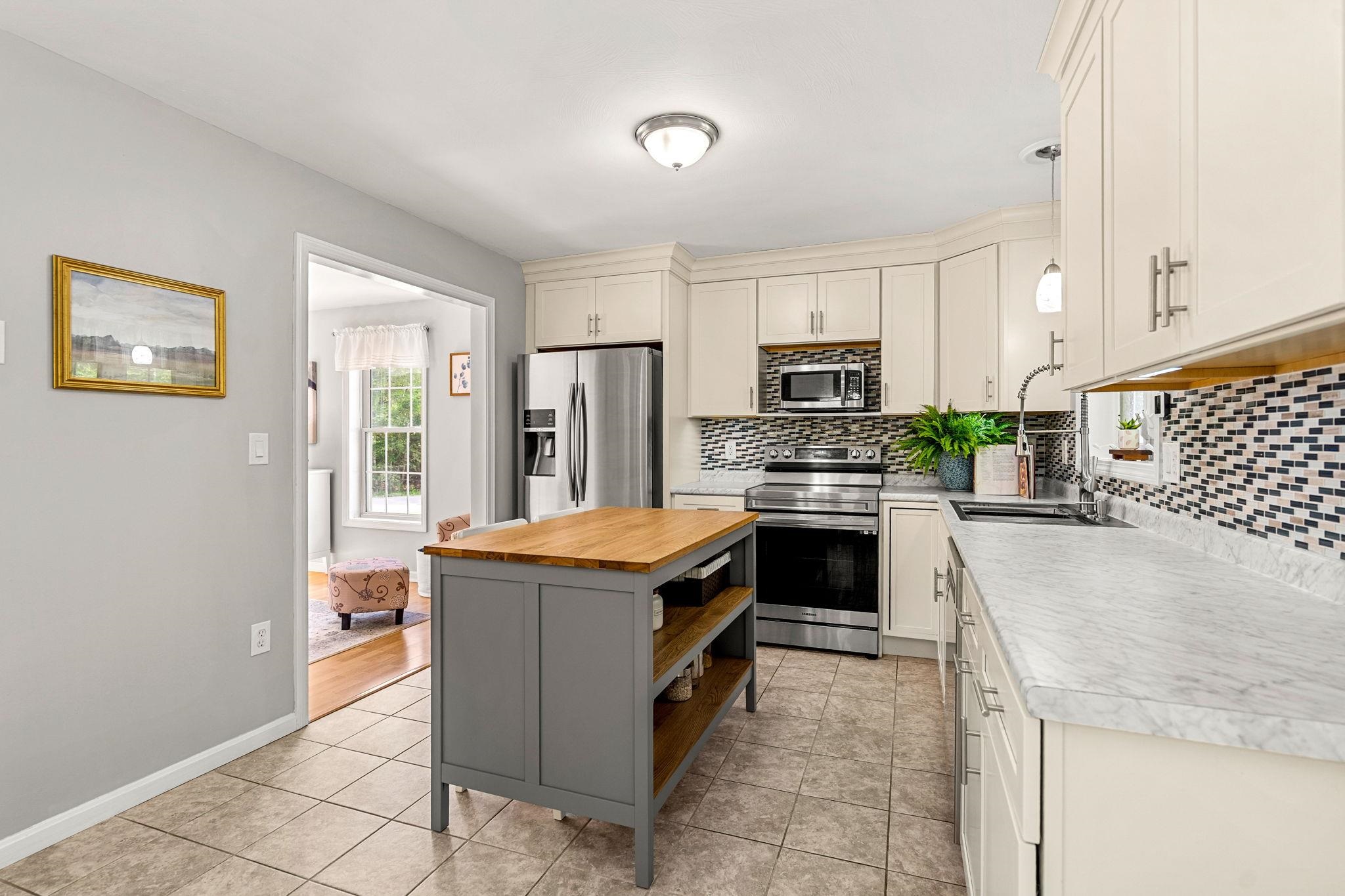 Derry, New Hampshire, 03038, United States, 3 Bedrooms Bedrooms, ,2 BathroomsBathrooms,Residential,For Sale,1927202