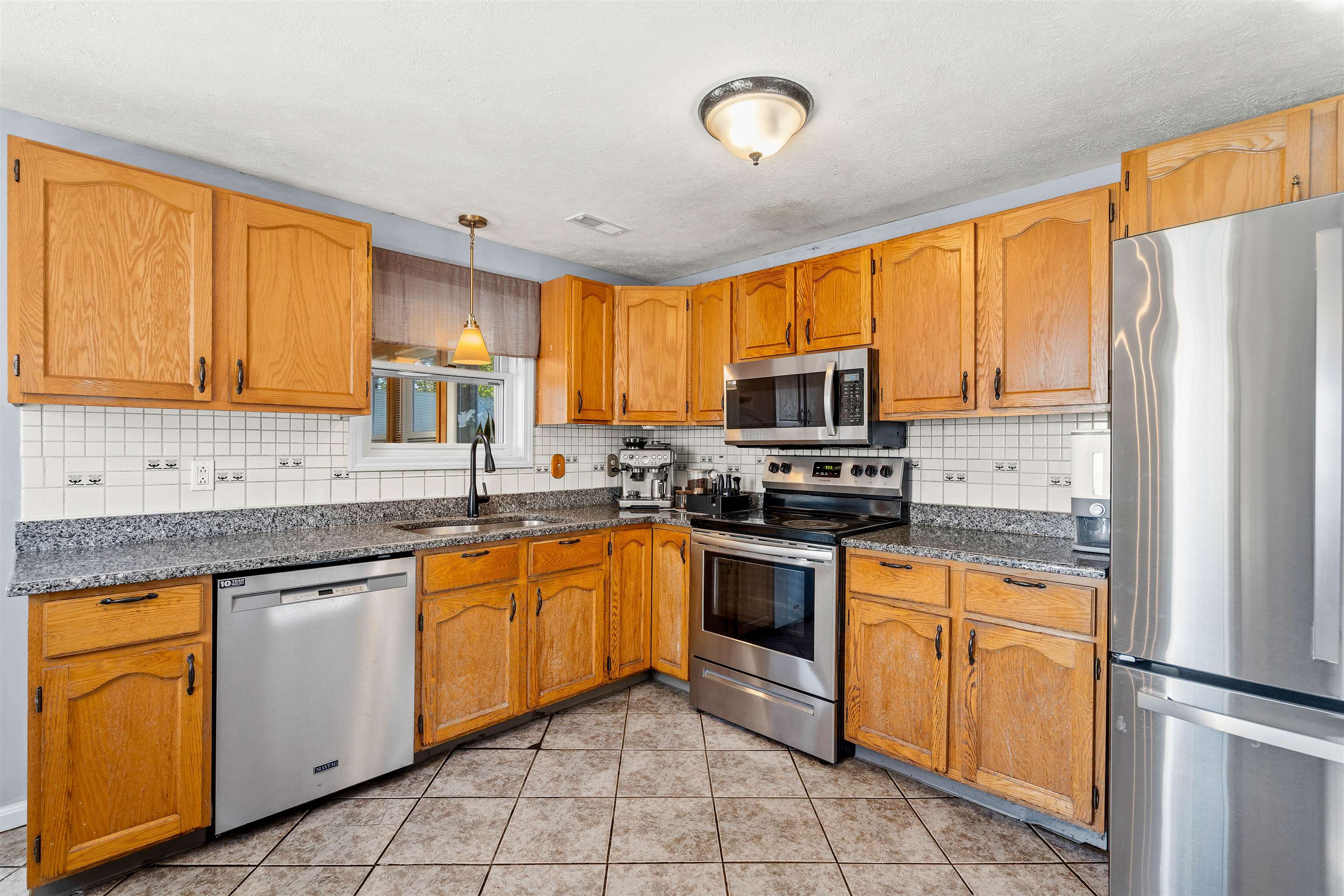 Manchester, New Hampshire, 03103, United States, 3 Bedrooms Bedrooms, ,2 BathroomsBathrooms,Residential,For Sale,1989722