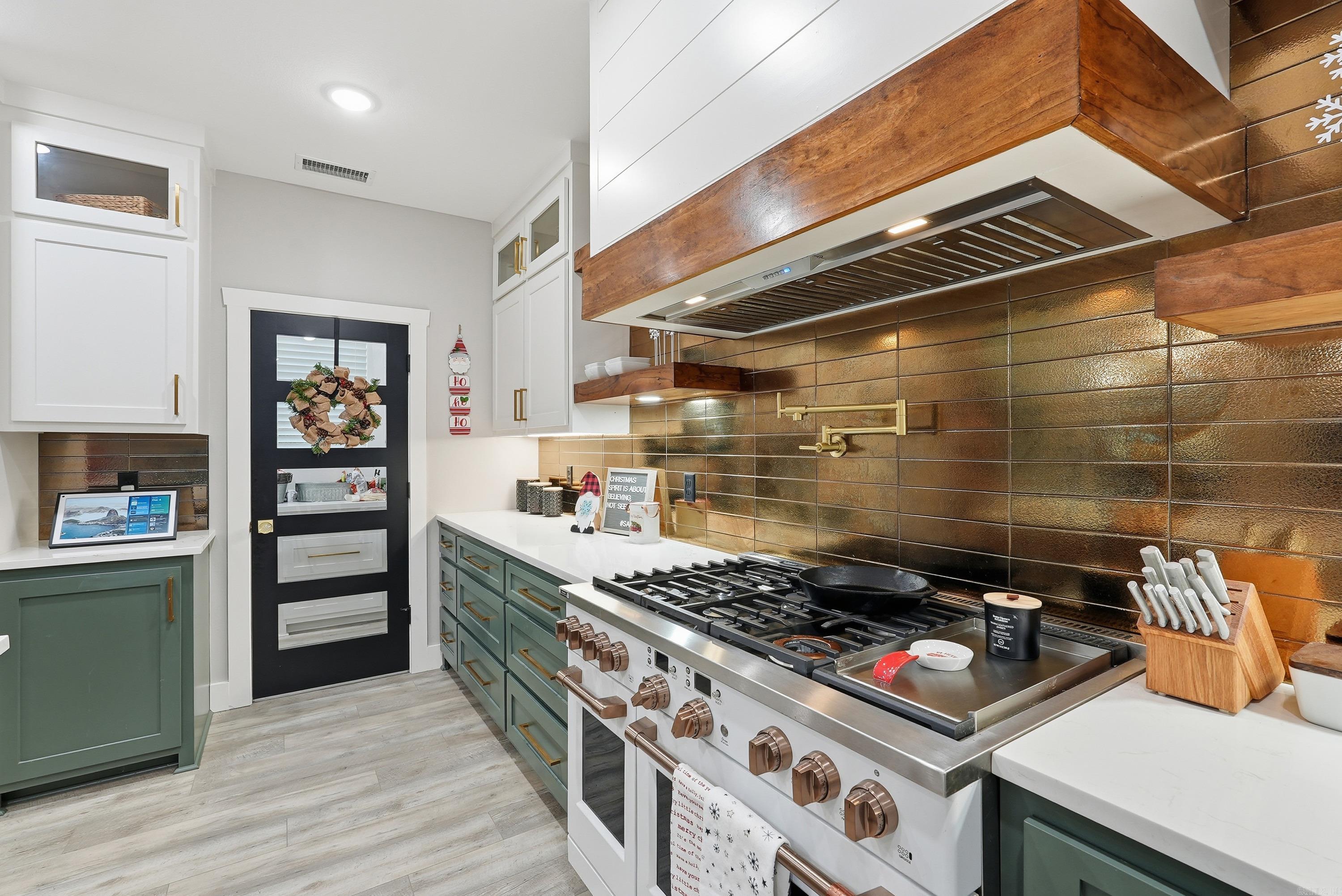 Morrilton, Arkansas, 72110, United States, 3 Bedrooms Bedrooms, ,4 BathroomsBathrooms,Residential,For Sale,2003394