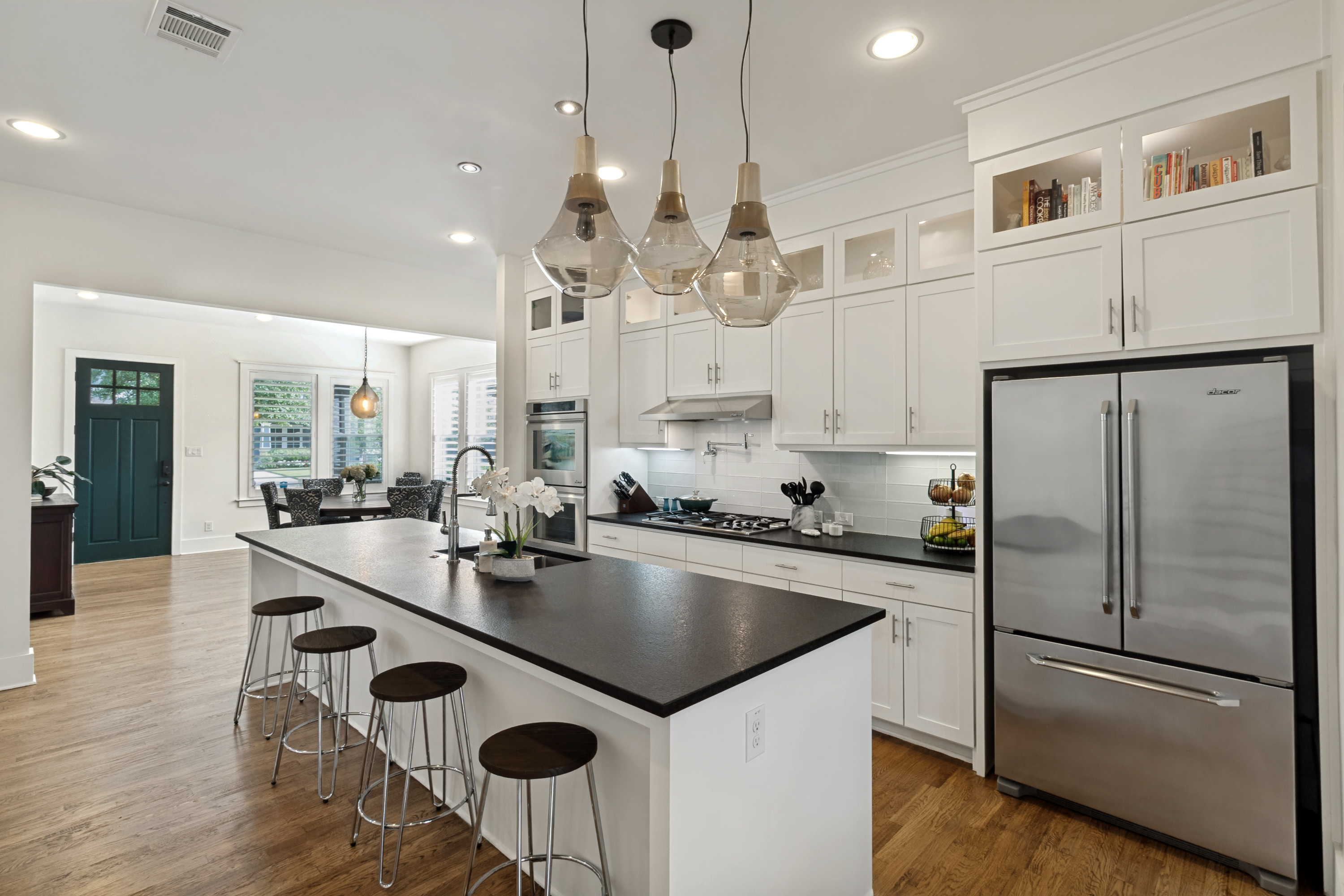  Stylishly Refreshed Craftsman in the Heart of Vickery Place - 物件實景