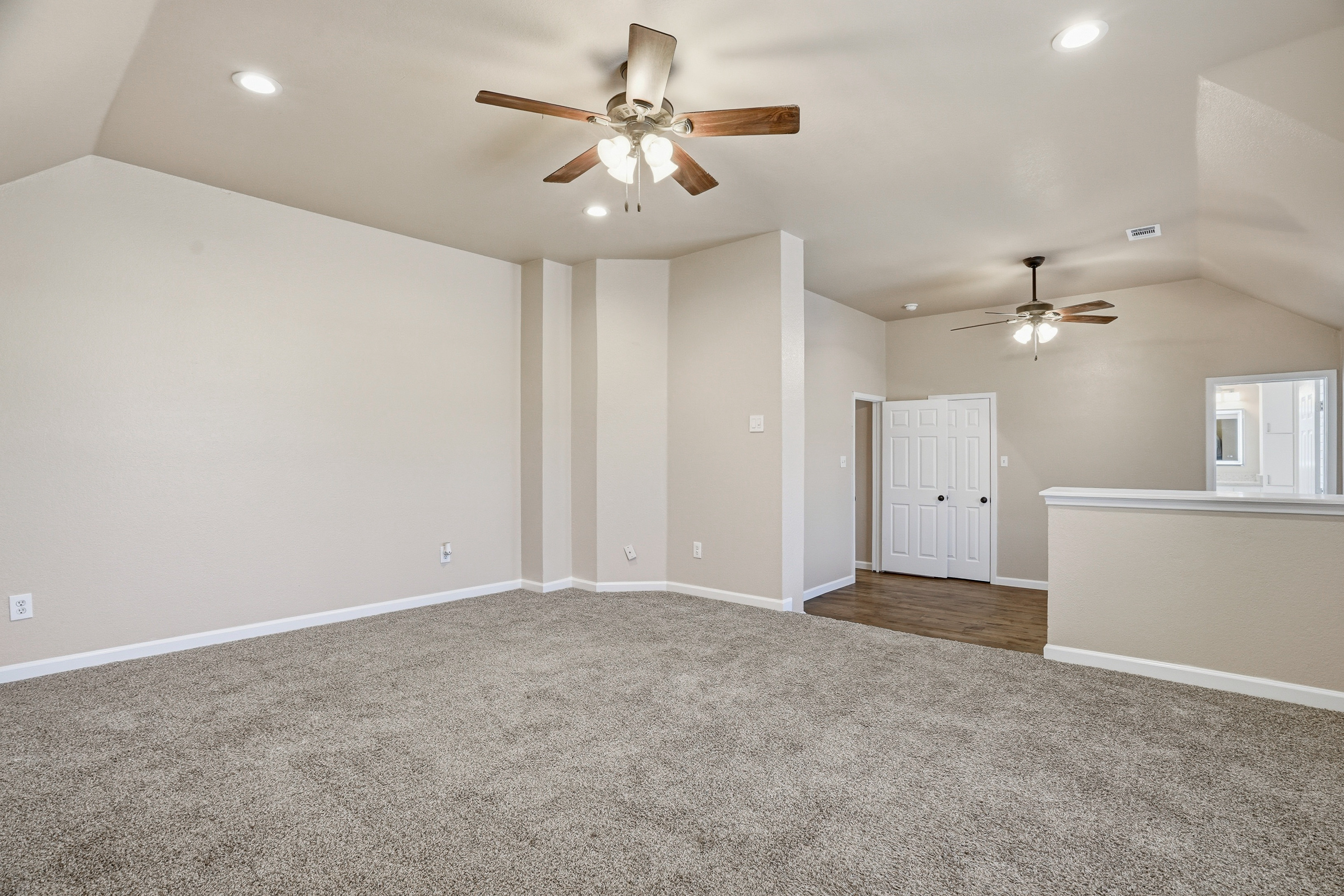  Stylish Keller Living with Bonus Room & Custom Touches - 物件實景