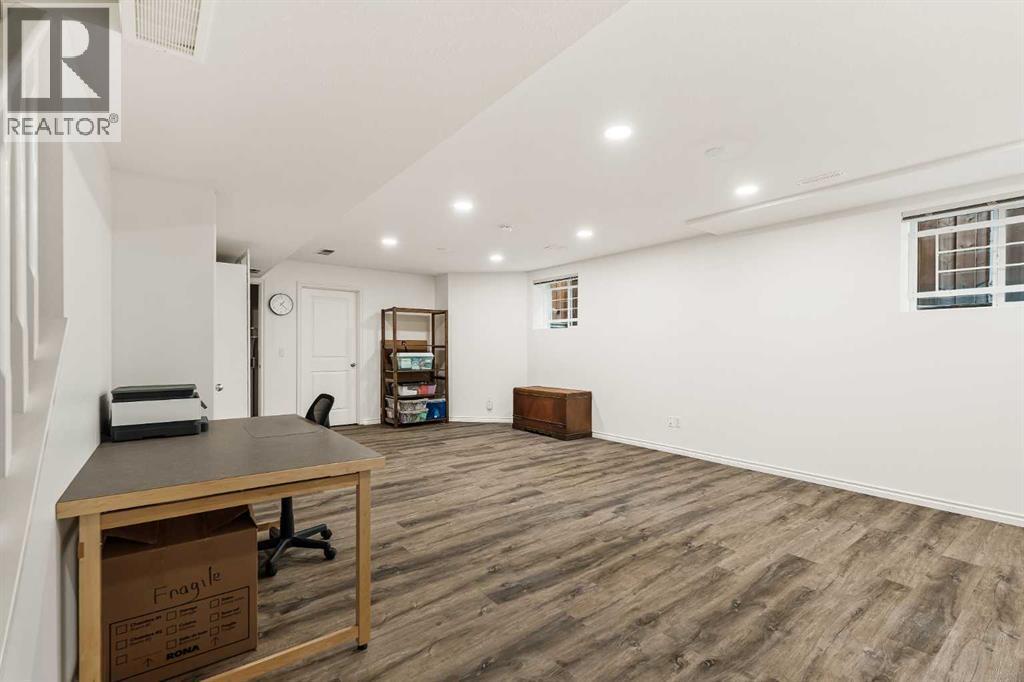CALGARY, Alberta, T3E 2M9, CA, 2 Bedrooms Bedrooms, ,2 BathroomsBathrooms,Residential,For Sale,1949798